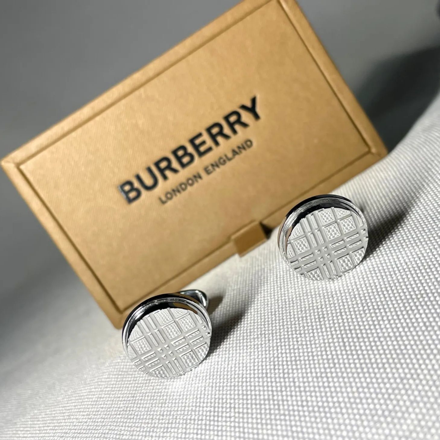 極美品　Burberry　バーバリー　チェック　デザイン　カフス　シルバー 希少 [近年モデル] BURBERRY バーバリー チェックデザイン オーバル