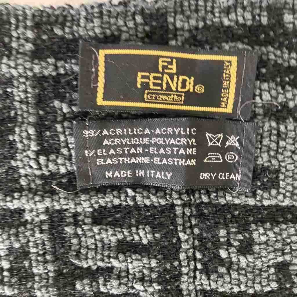 フェンディ FENDI ズッカ柄 アクリル マフラー オールド グレー - メルカリ