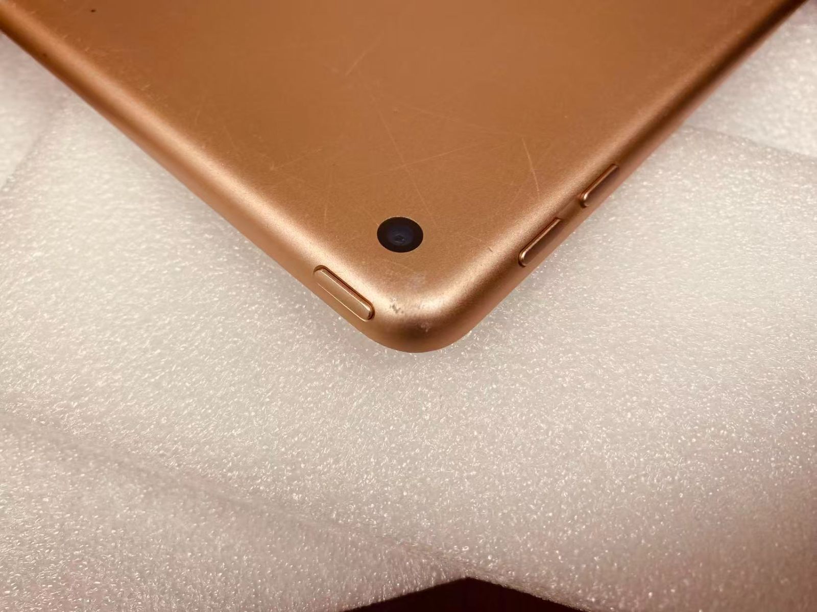 iPad 第6世代 128GB Gold (傷あり/バッテリー90%) - メルカリ