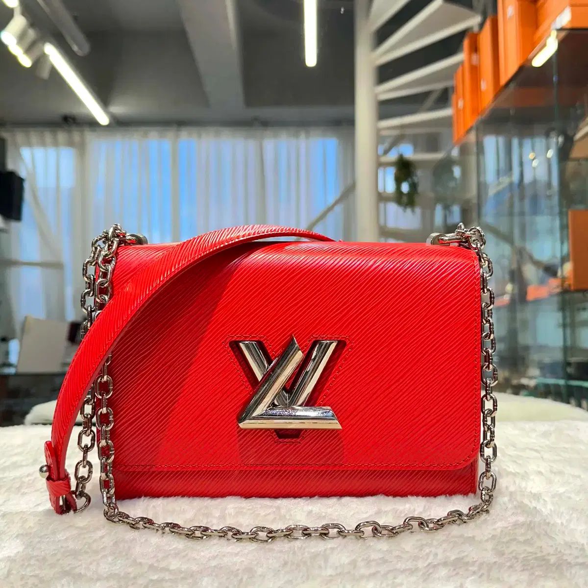 Louis Vuitton (ルイヴィトン) エピ ツイスト MM レッド Louis Vuitton (ルイヴィトン) エピ ツイスト MM レッド