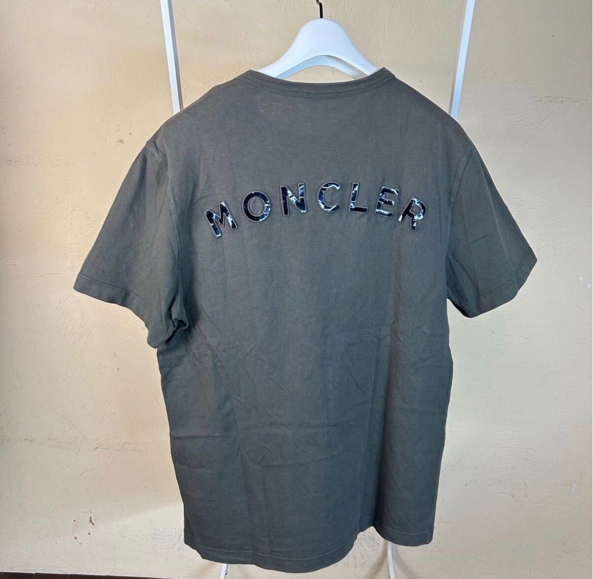 MONCLERモンクレールレタリングラバーワッペン半袖TシャツカーキS