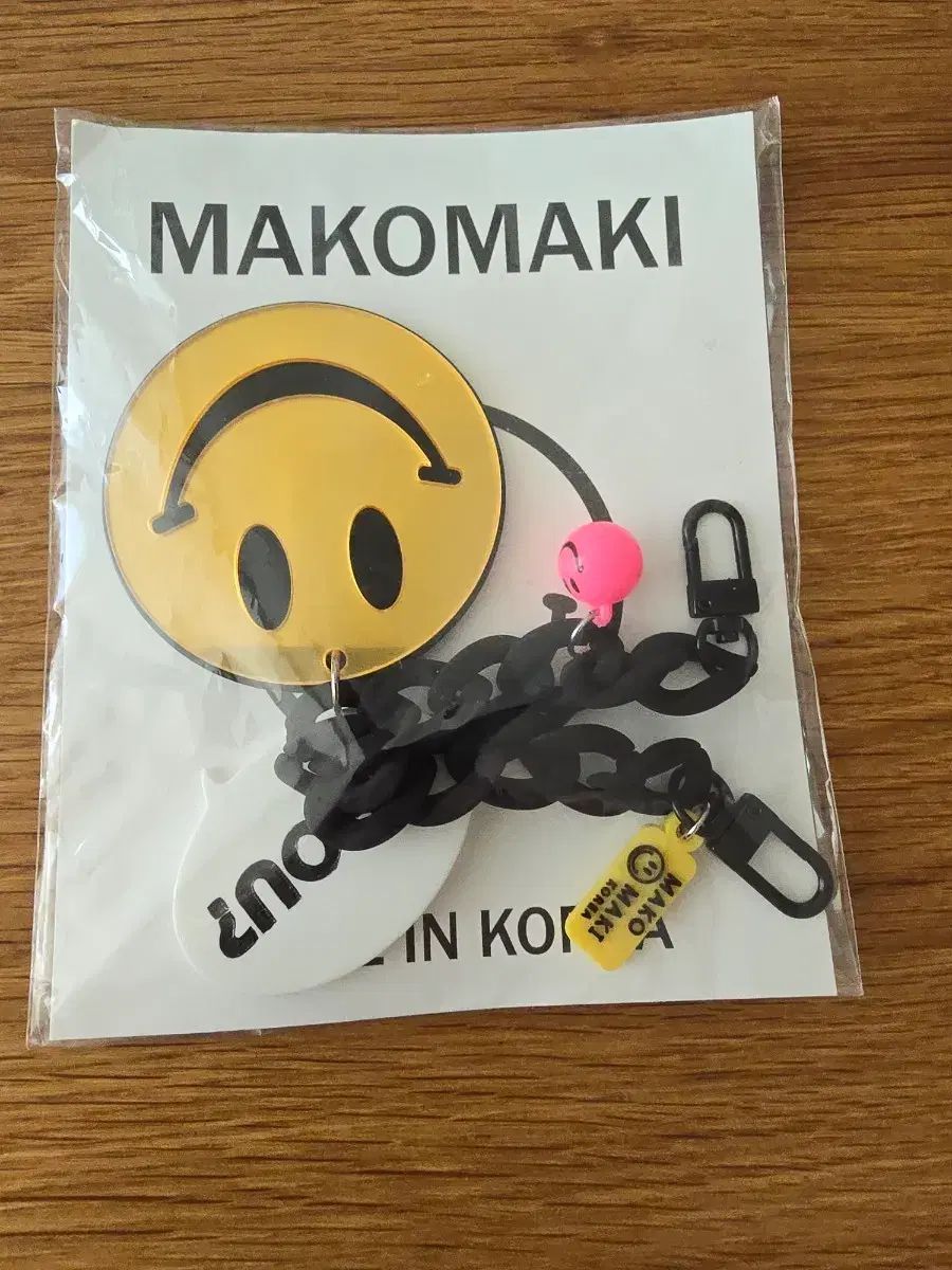 マコマキスマイルキーホルダー