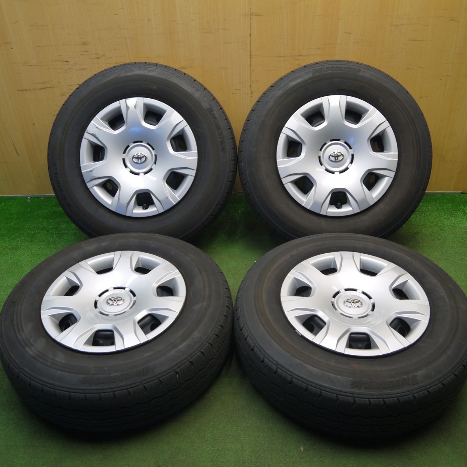 4本価格！23年☆トヨタ 200系 ハイエース 純正 スチール 195/80R15 107 