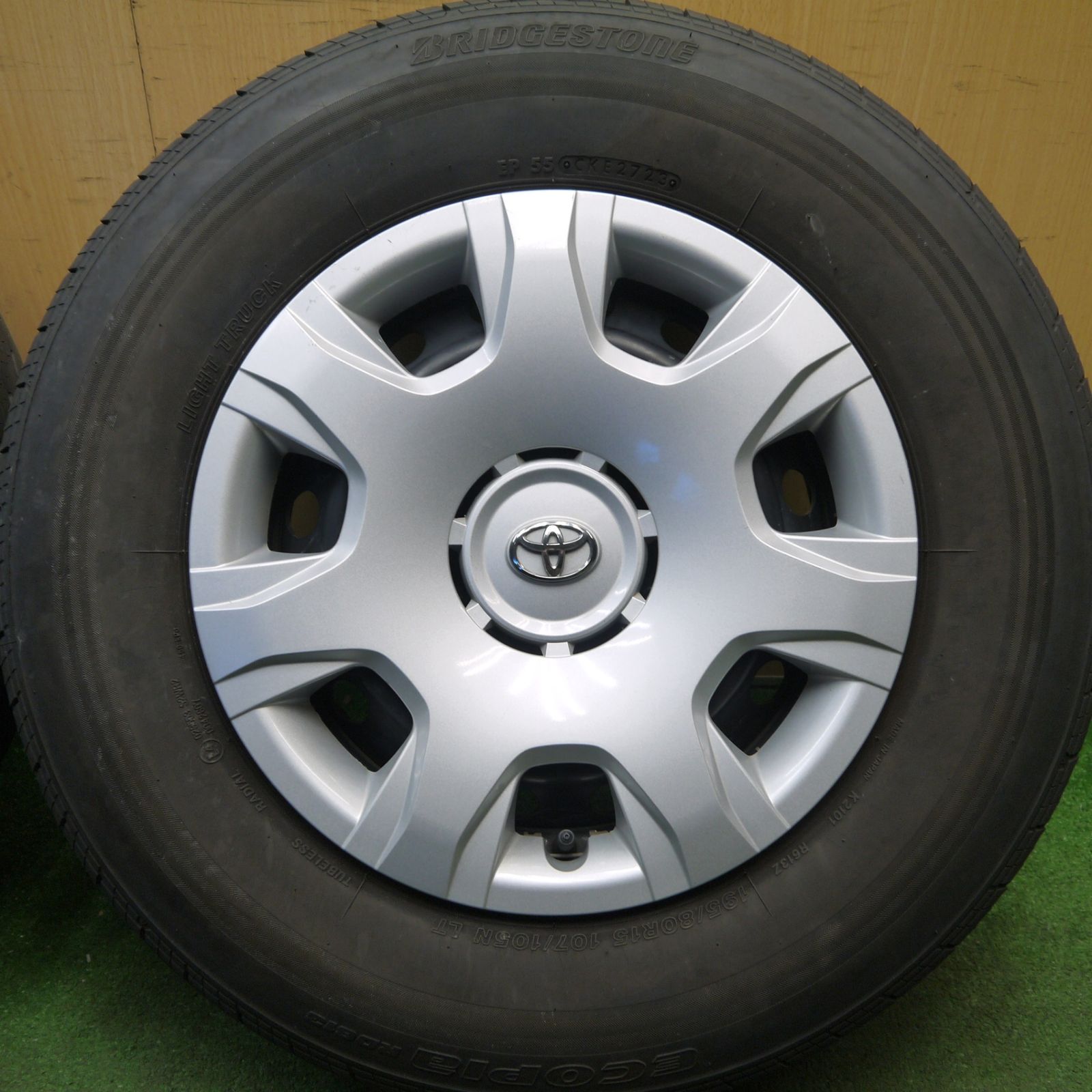 4本価格！23年☆トヨタ 200系 ハイエース 純正 スチール 195/80R15 107 
