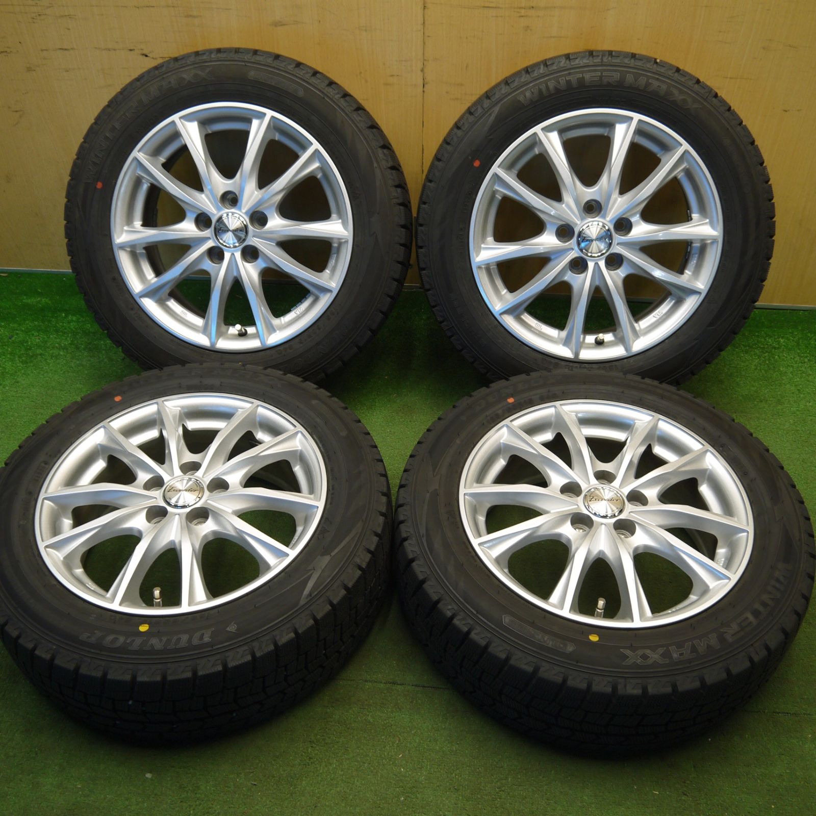 バリ溝！24年！キレイ！ほぼ10分☆シエンタ 等 185/60R15 スタッドレス 