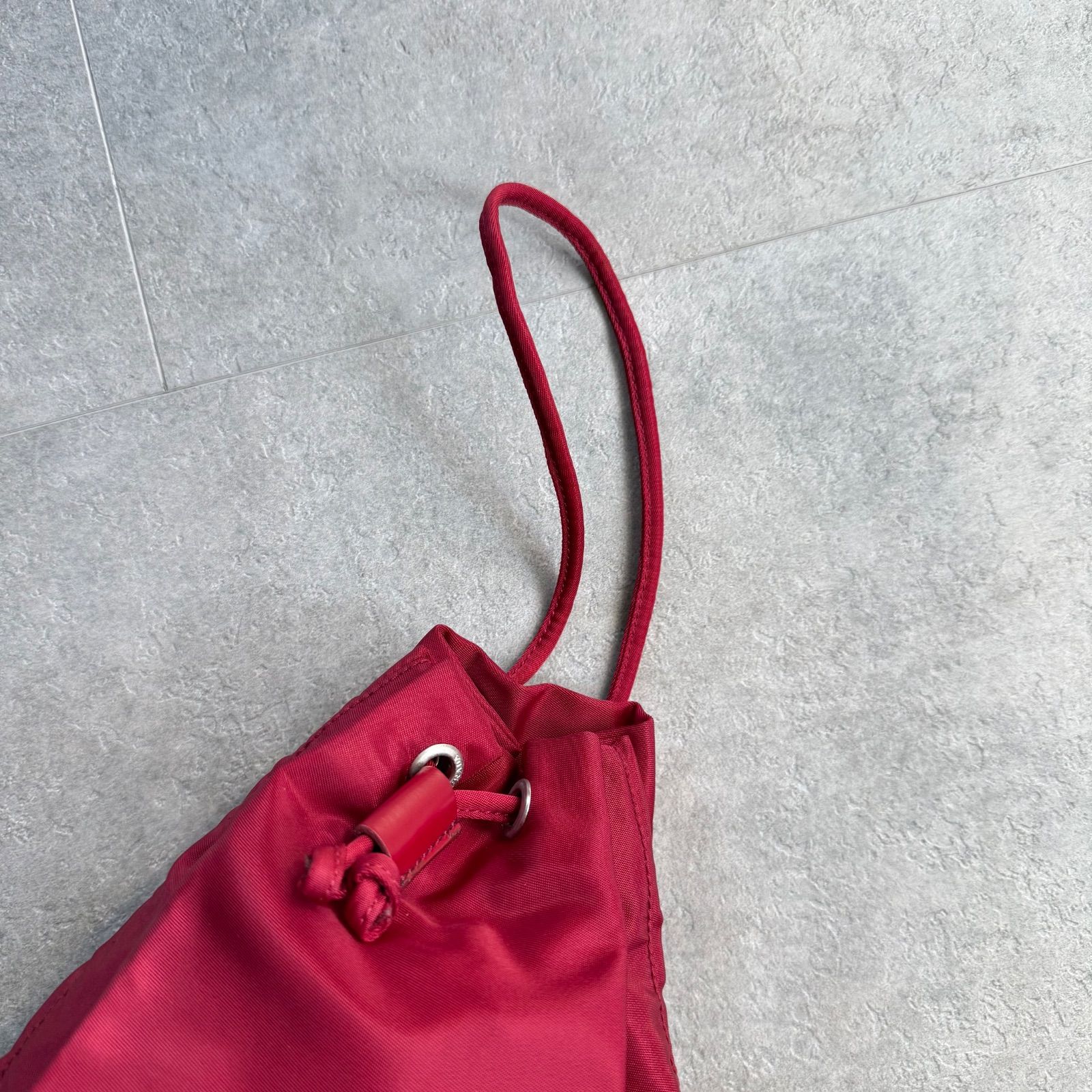 美品 PRADA 巾着バック ナイロン 三角ロゴプレート レッド