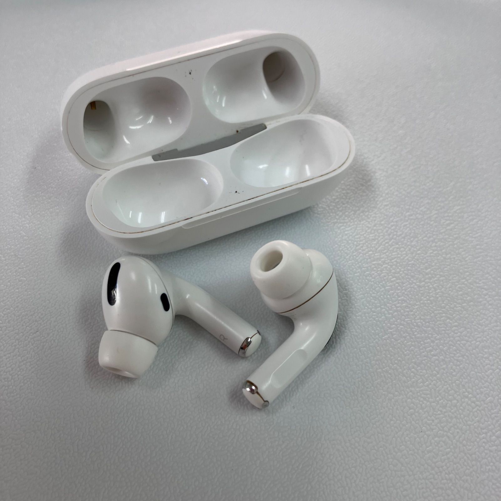 AirPods Pro ジャンク品 左側不動/右側音割れ - メルカリ