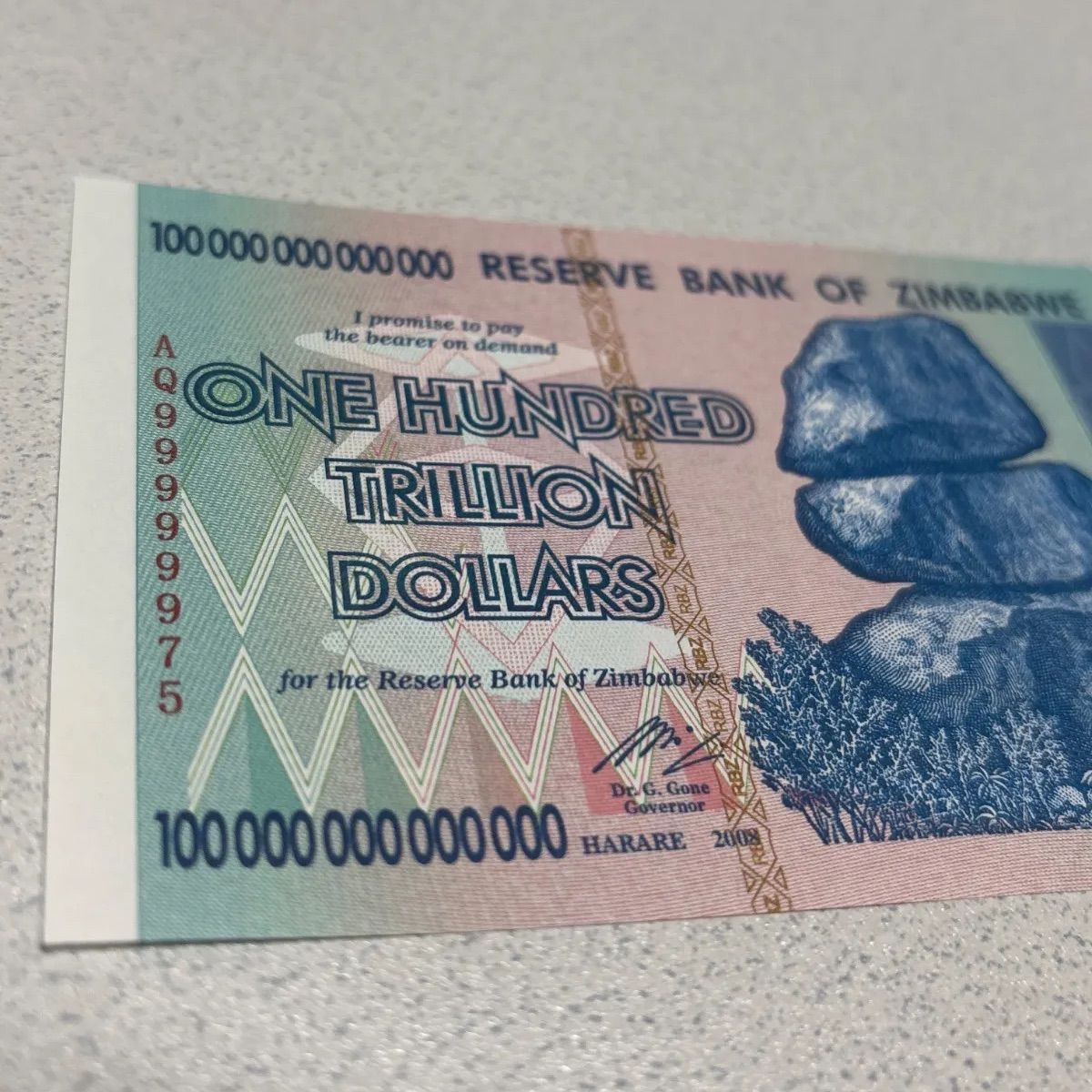 ハイパーインフレで有名なジンバブエドル??記念貨幣2枚セット【100兆 