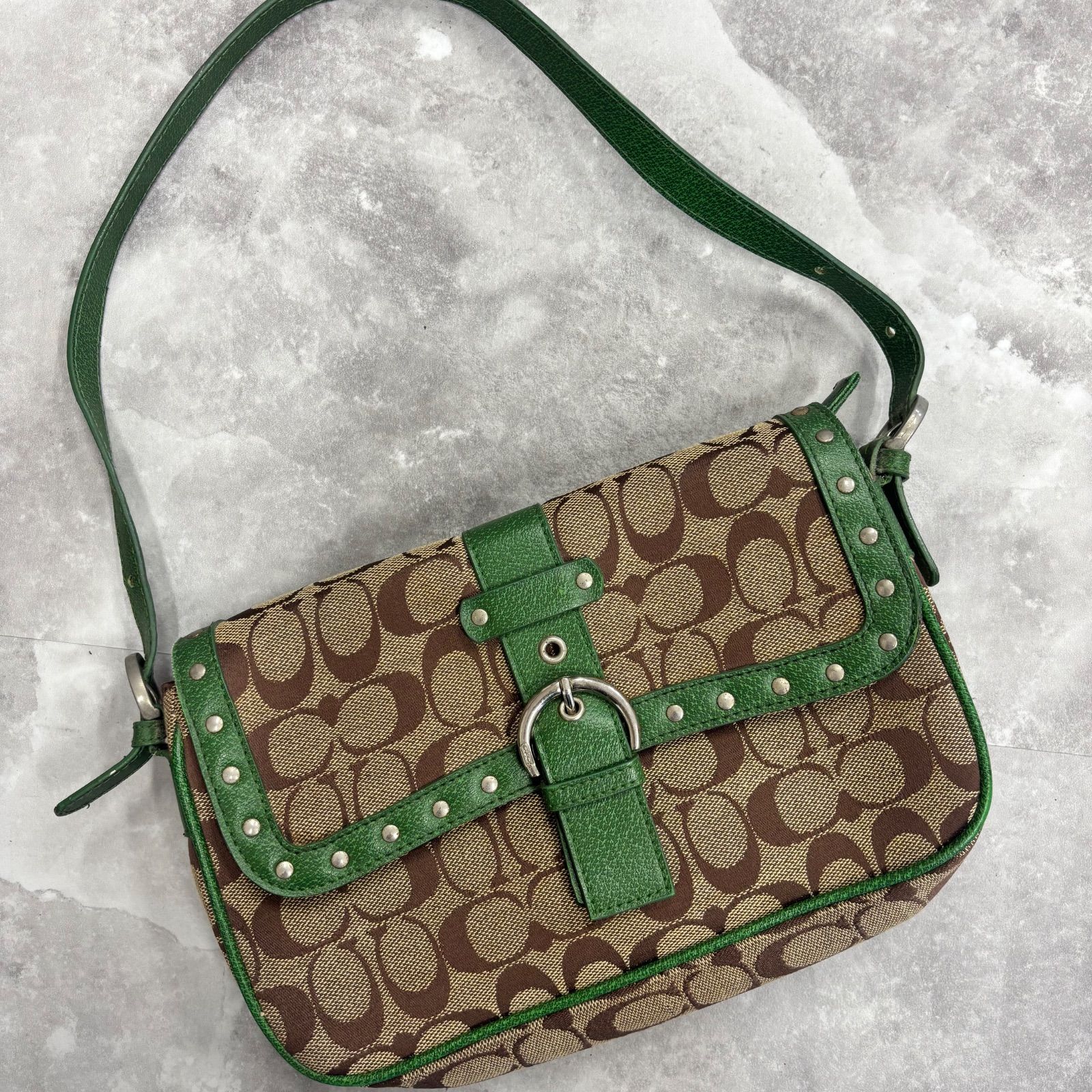 o）希少 コーチ COACH ショルダーバッグ グリーン モノグラム スタッズ 