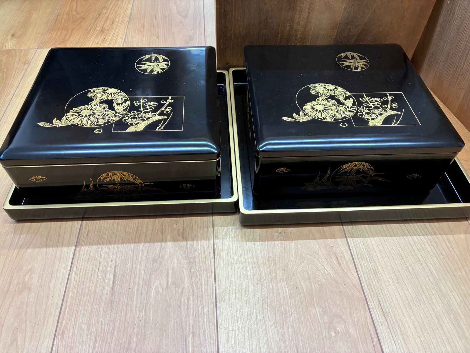 アンティーク 漆器 金蒔絵『松竹梅・菊』二段重箱 二組 供箱付 アンティーク 漆器 金蒔絵『松竹梅・菊』二段重箱 二組 供箱付