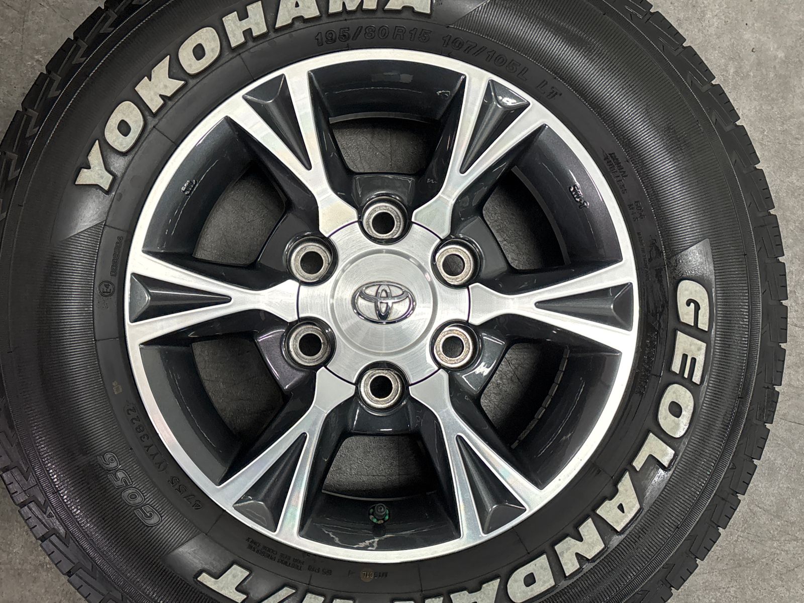 バリ溝】トヨタ 200 ハイエース 純正 15in 6J +35 PCD139.7 ヨコハマ