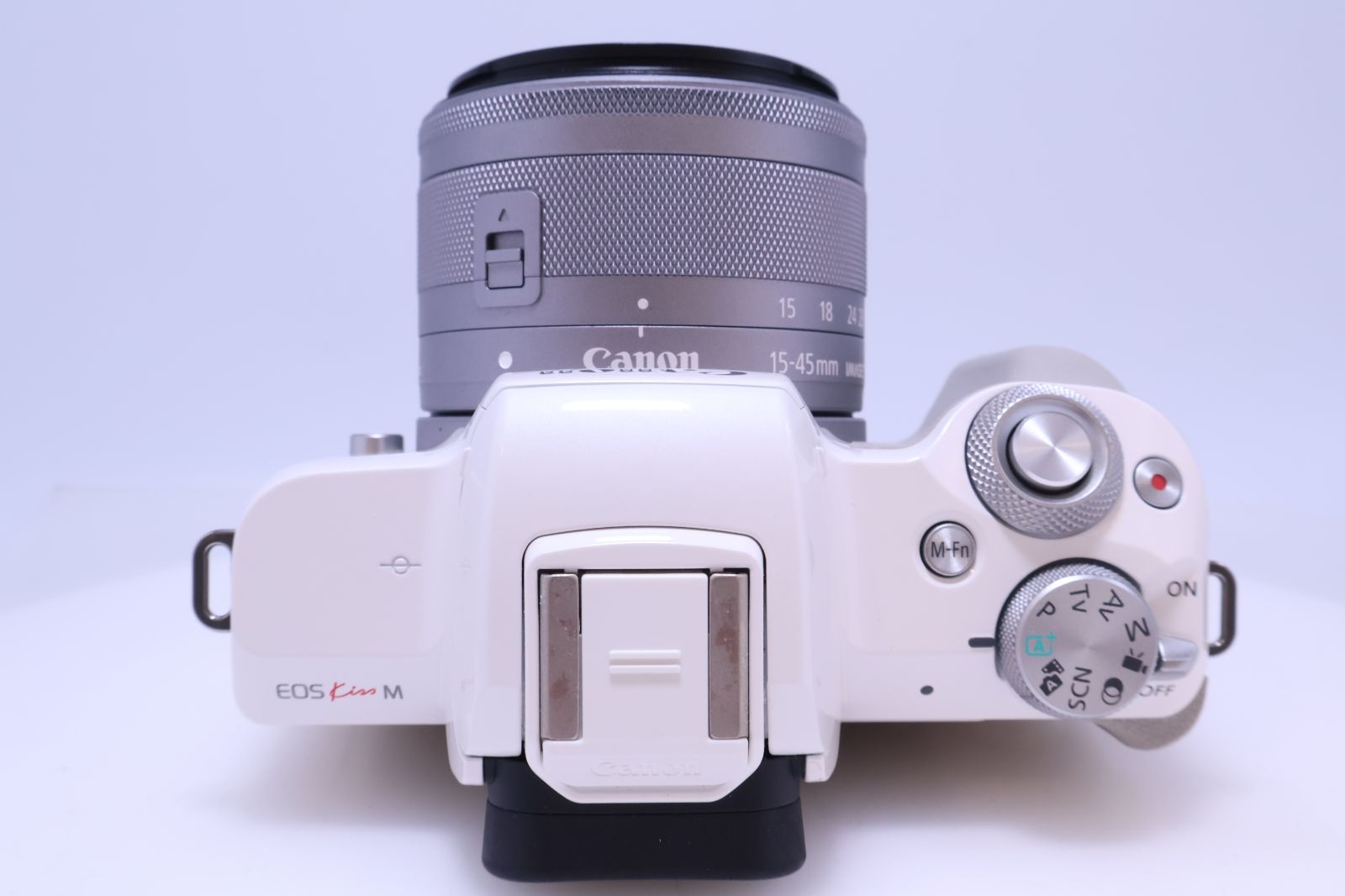 2,000回以下 極美品】Canon EOS Kiss M レンズキット (EF-M15-45 IS 