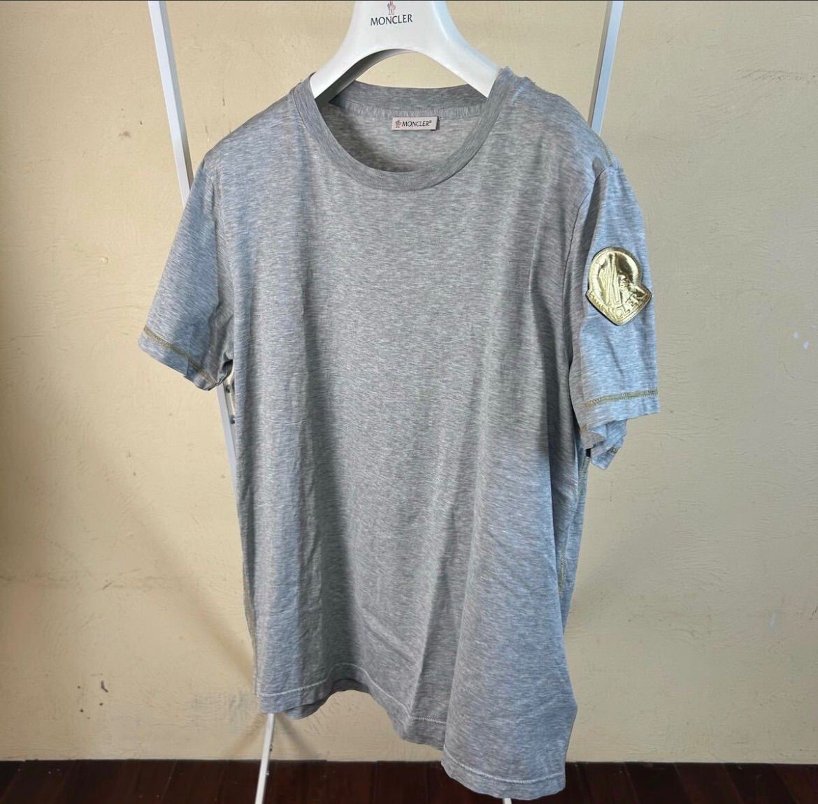 【超美品】MONCLER モンクレール ゴールドワッペン 半袖Tシャツ グレー レア極美品】MONCLER モンクレールゴールドワッペン半袖Tシャツグレー