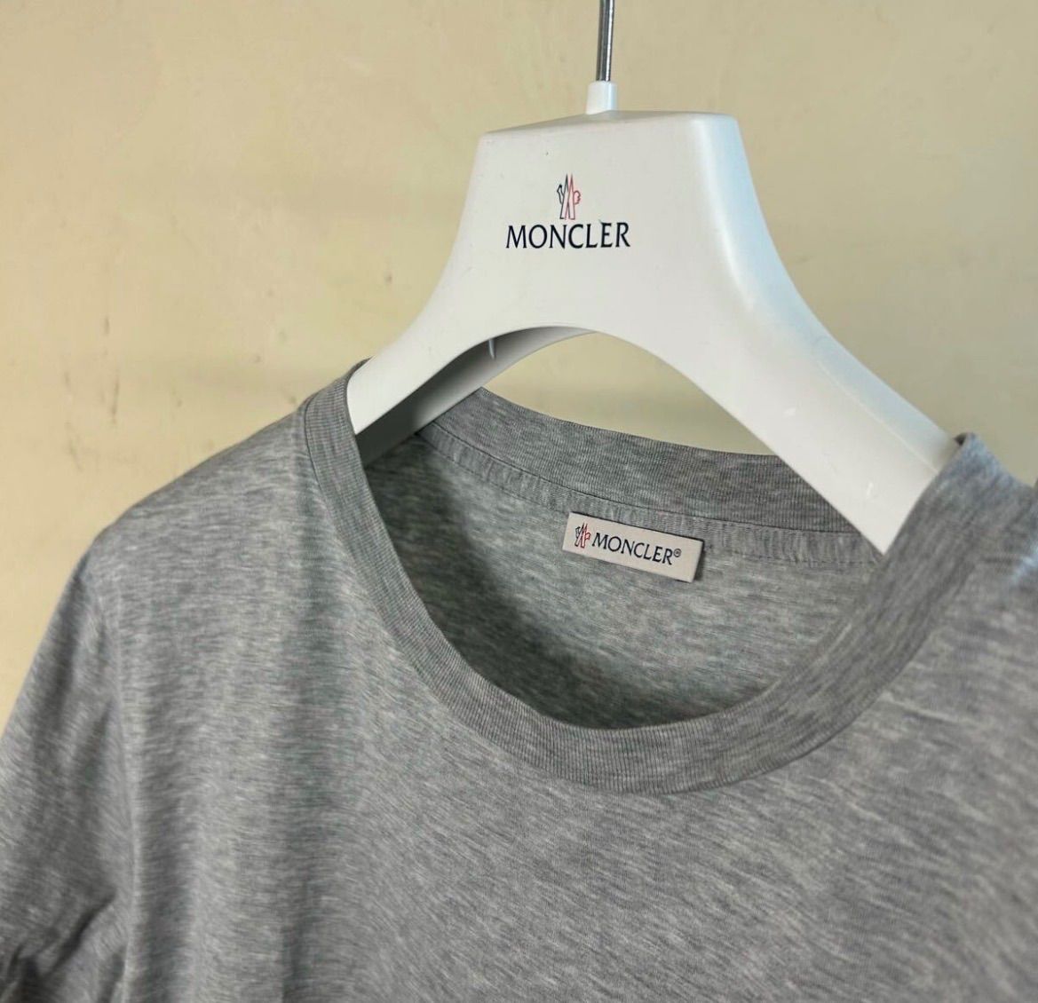 レア極美品】MONCLER モンクレールゴールドワッペン半袖Tシャツグレー