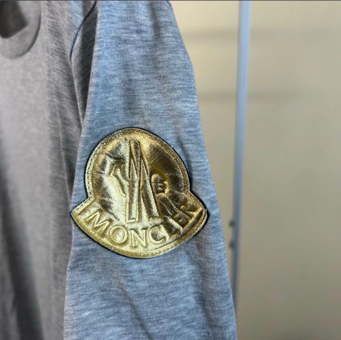 レア極美品】MONCLER モンクレールゴールドワッペン半袖Tシャツグレー