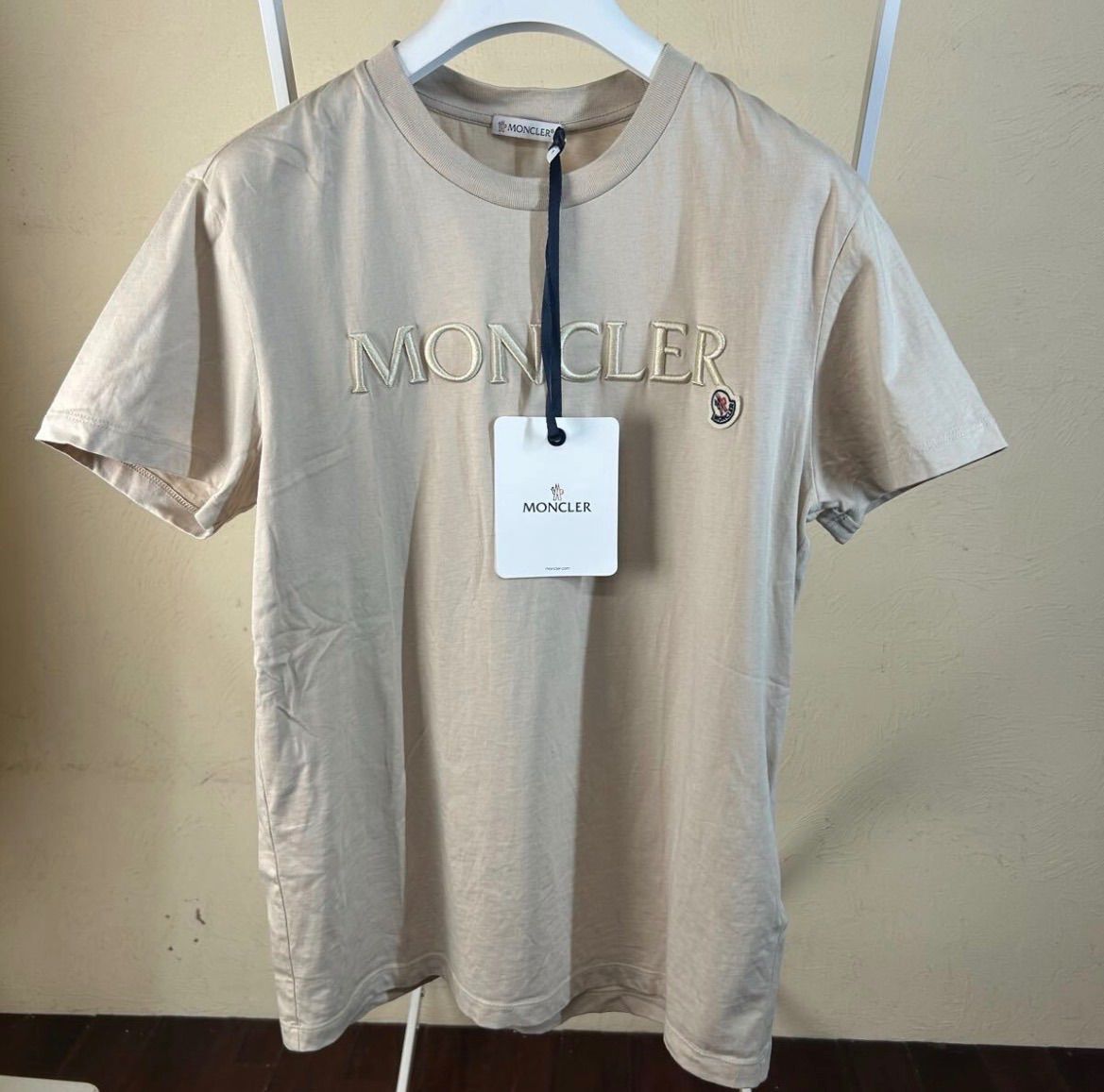 MONCLER - 【新品タグ付き】MONCLER モンクレール刺繍レタリング半袖TシャツベージュM 新品タグ付き】MONCLER モンクレール刺繍レタリング半袖Tシャツ