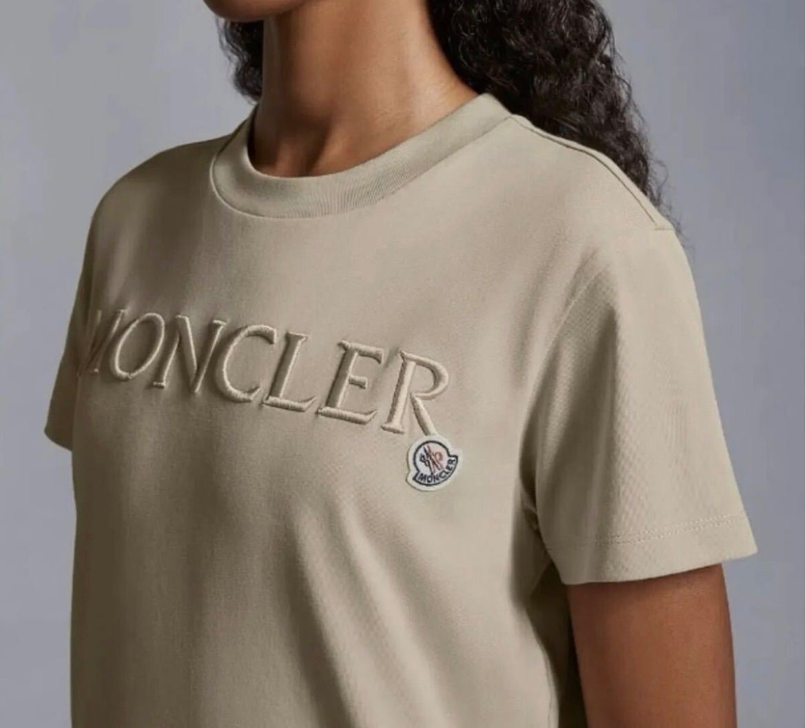 MONCLER - 【新品タグ付き】MONCLER モンクレール刺繍レタリング半袖TシャツベージュM 新品タグ付き】MONCLER モンクレール刺繍レタリング半袖Tシャツ