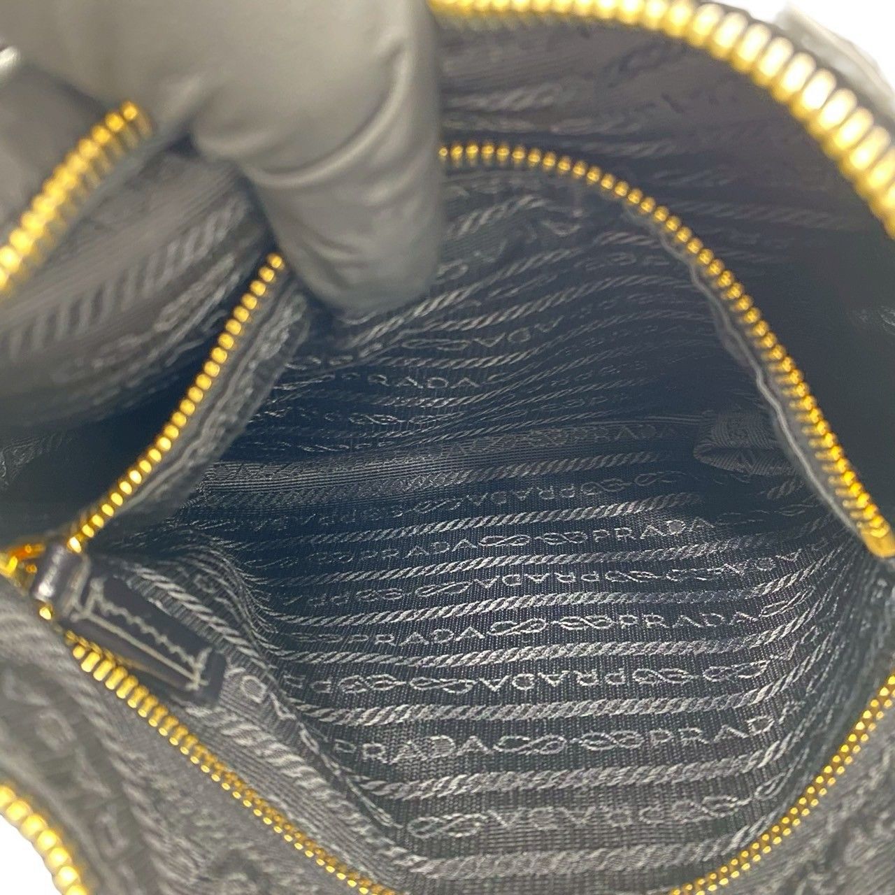 極 美品 袋付き PRADA プラダ 三角ロゴ 金具 ナイロン パテントレザー 本革 スタッズ セミ ワン ショルダーバッグ ブラック 27985 極 美品 袋付き PRADA プラダ 三角ロゴ 金具 ナイロン パテントレザー