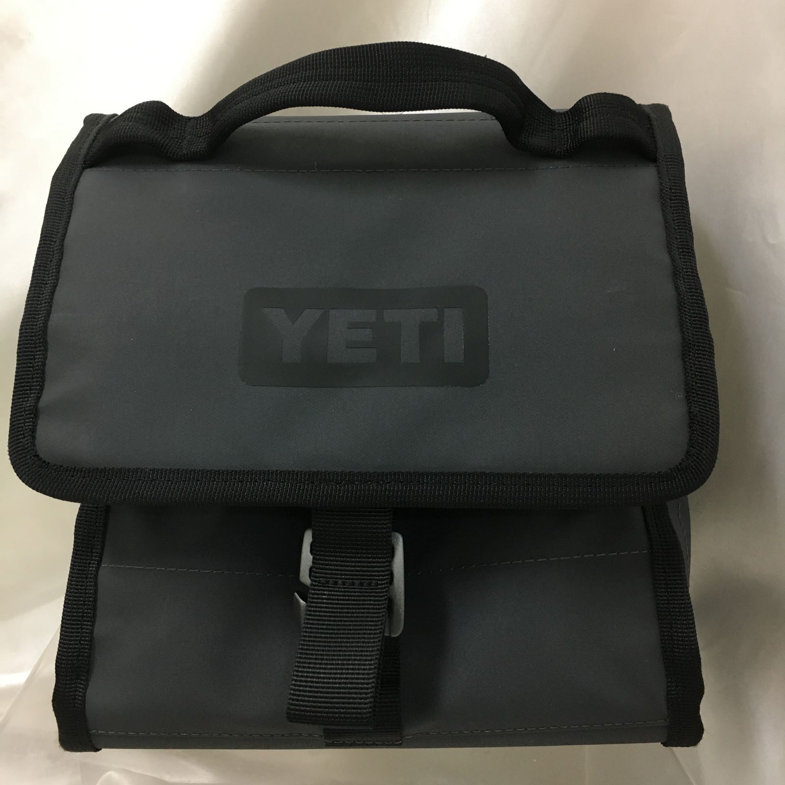 [三沢店59-7-0402] YETI イエティ デイトリップ ランチバッグ チャコール 保冷バッグ