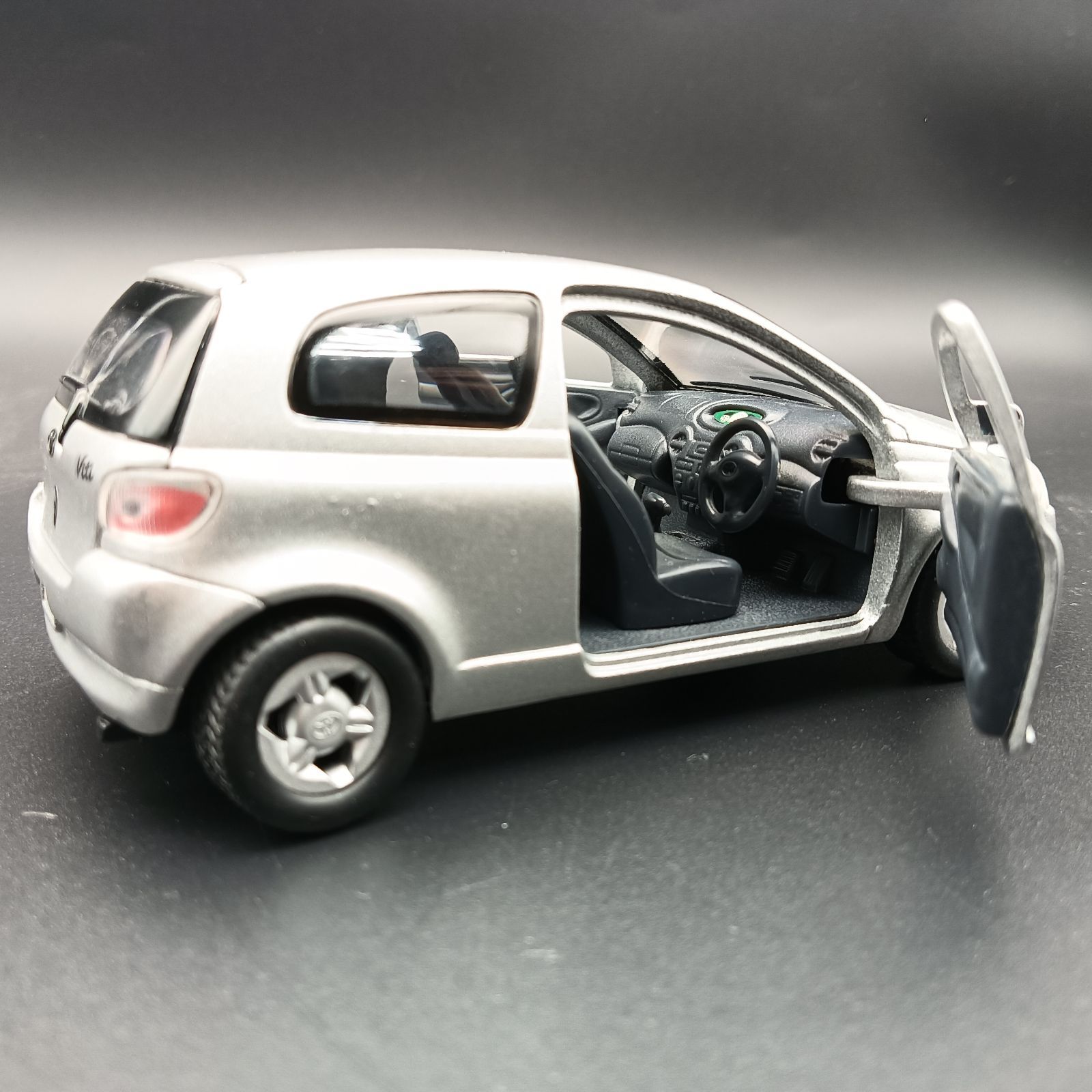 トヨタ 初代ヴィッツ ミニカー シルバー SS 5725 Vitz 模型 MF9 - メルカリ