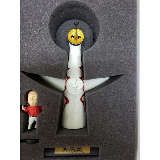 中古】海洋堂 岡本太郎生誕100年記念 「岡本太郎と太陽の塔」 1/350