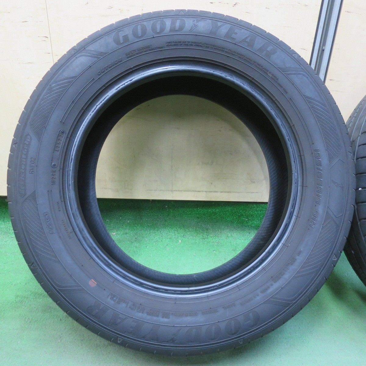 バリ溝！24年！8.5分☆195/65R15 グッドイヤー EfficientGrip RVF02 