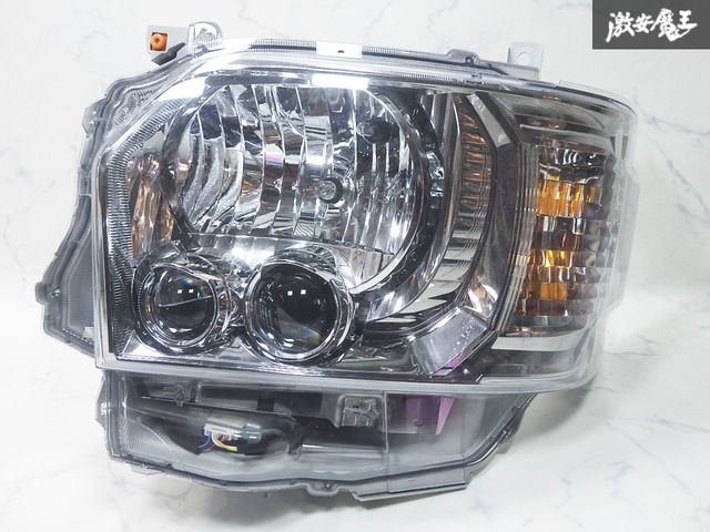 新作，お得 新車外し/点灯OK トヨタ 純正 200系 ハイエース 8型 ダーク