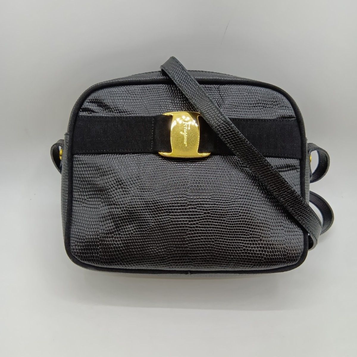 Salvatore Ferragamo サルヴァトーレフェラガモ ヴァラリボン 