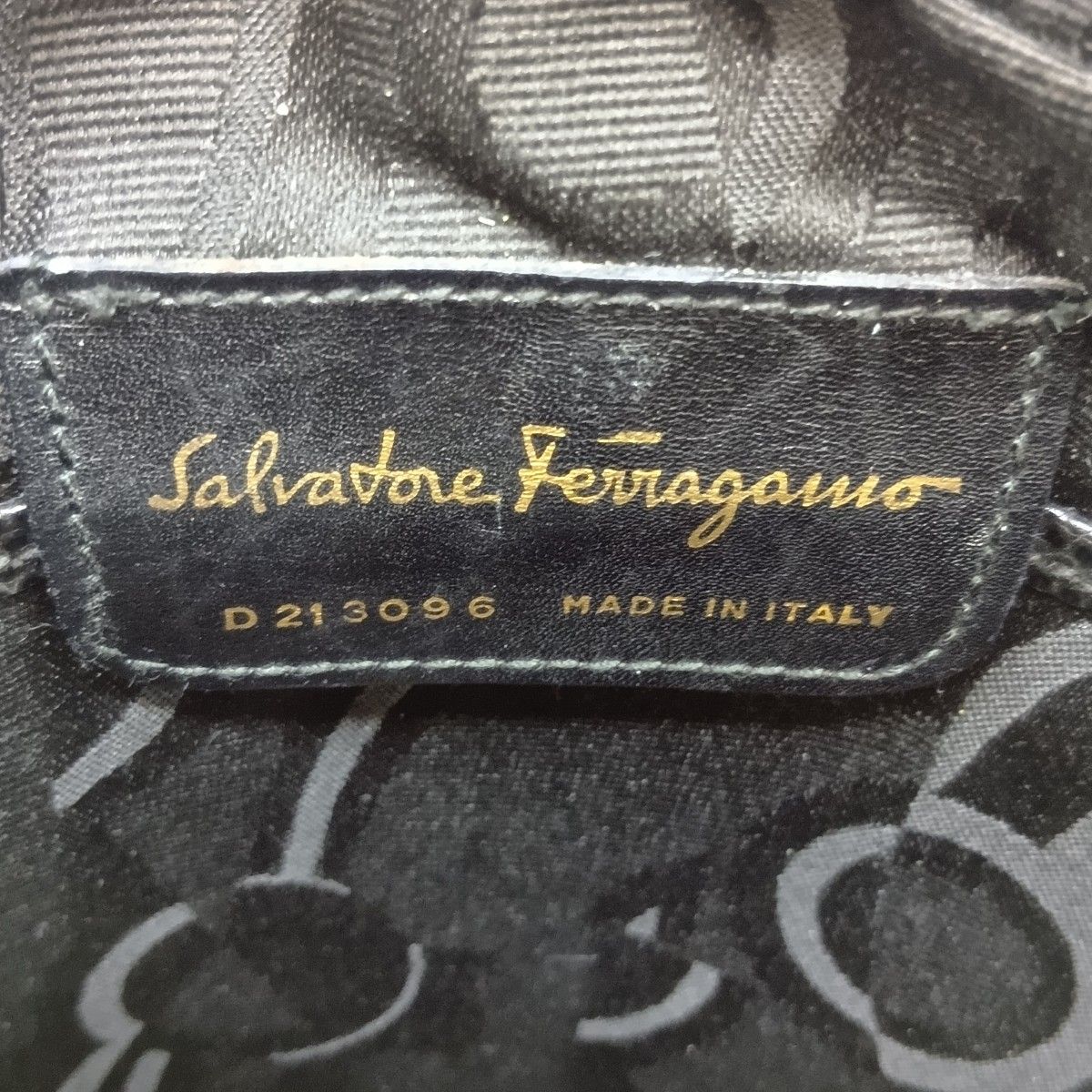 Salvatore Ferragamo サルヴァトーレフェラガモ ヴァラリボン 