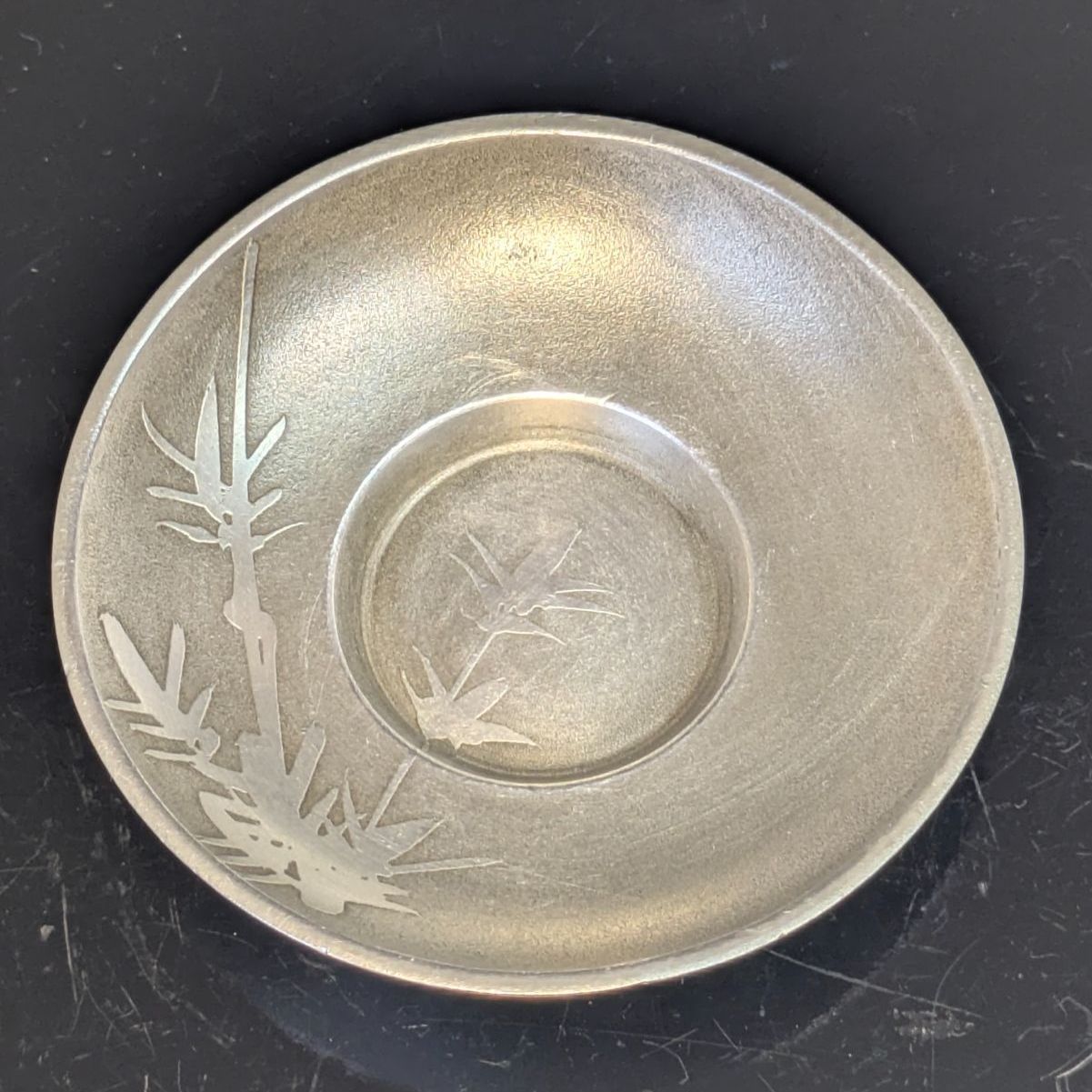 624『中国美術 古錫 十字紋 茶托 ５枚』/骨董品 古美術 古玩 アンティーク 唐物 古錫 錫 宗記款 宗記 銘 茶托 5枚セット 5客 図変わり 松 竹 蘭