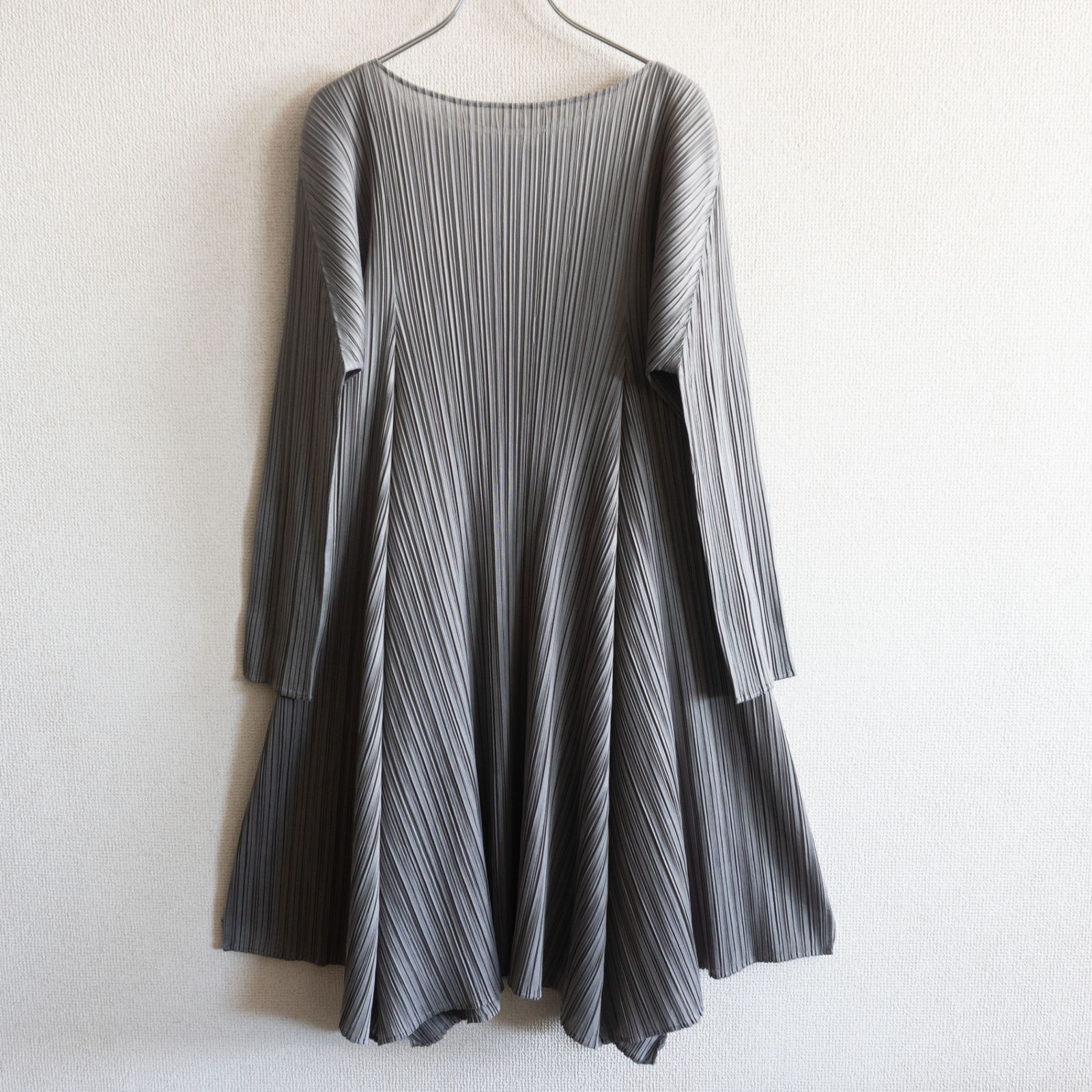 プリーツプリーズ SPIN ワンピース　　　イッセイミヤケ 美品】PLEATS PLEASE【プリーツ ワンピース】 3 グレー プリーツ