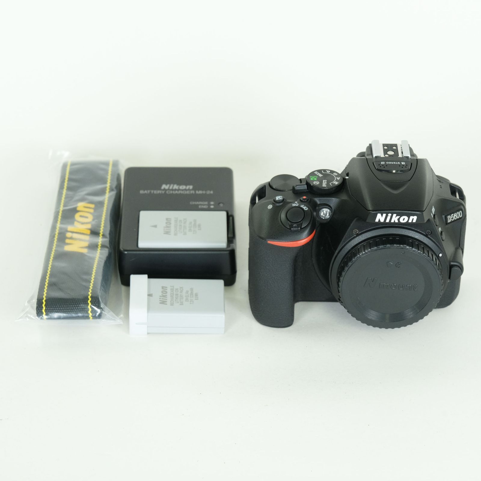 美品 | シャッター数267回｜バッテリー2個付] Nikon D5600 [ボディ 