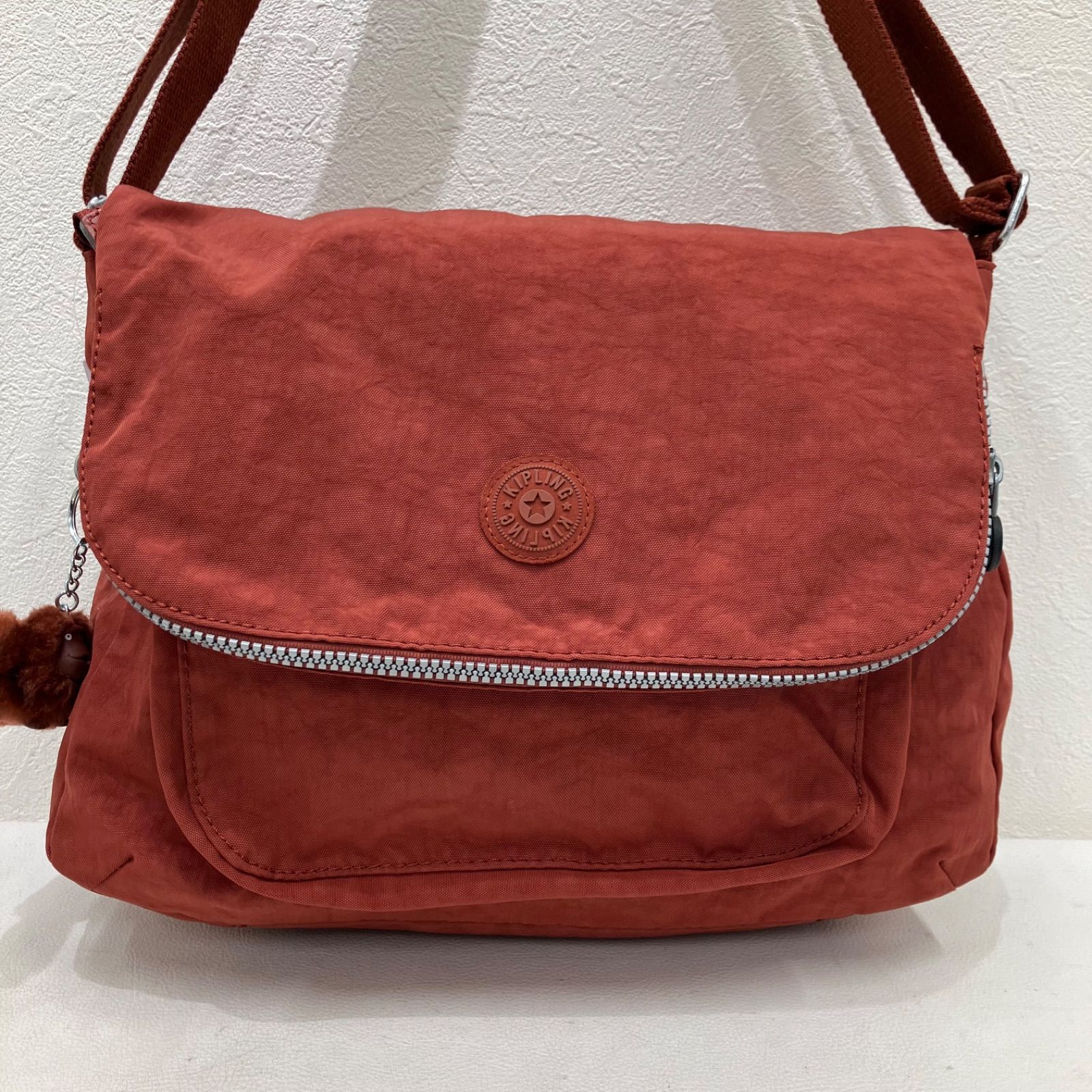 1486 KIPLING キプリング ショルダーバッグ 斜めがけ 紐調節可能 口 