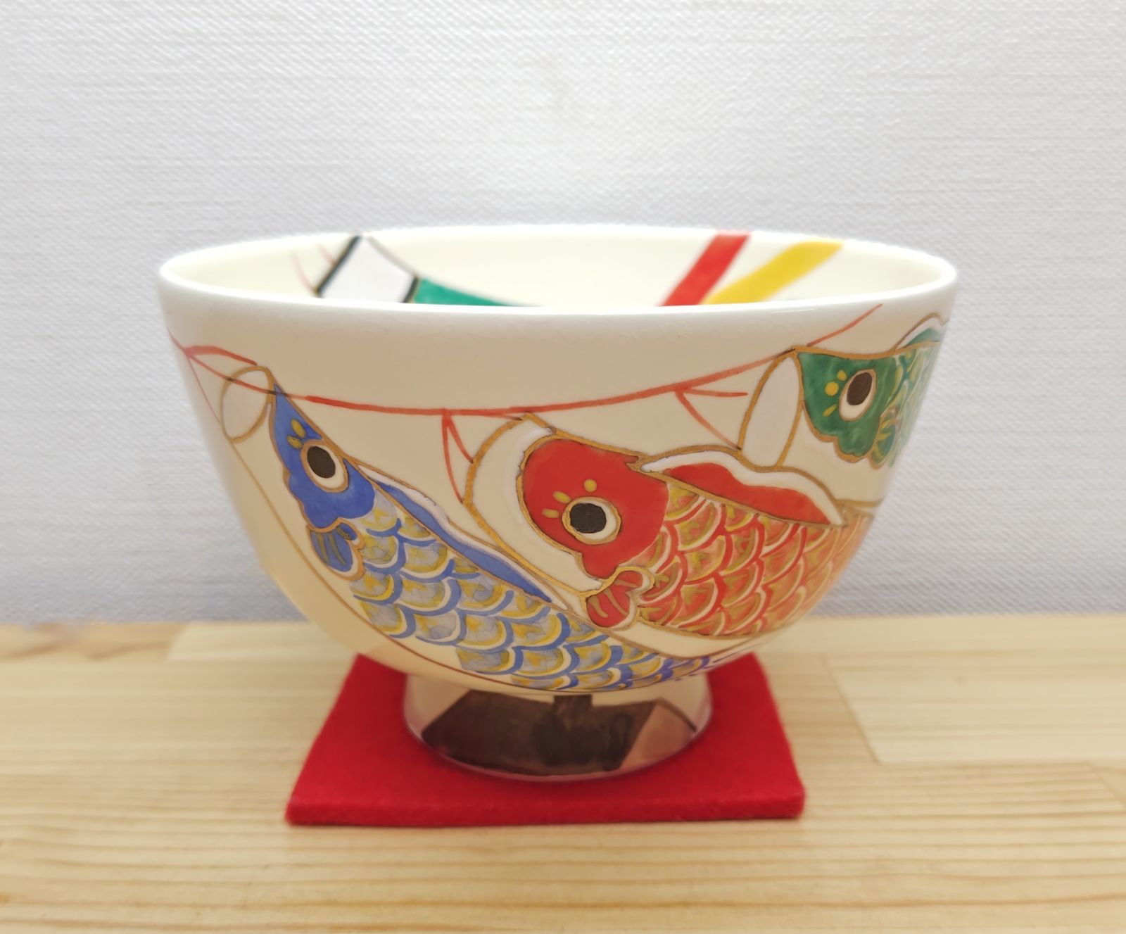 送料込【逢絢亭・新品】茶道具 茶碗 京焼 白釉 鯉のぼりの図 水出宋絢 紙箱入り 逢絢亭・新品】茶道具 茶碗 京焼 白釉 鯉のぼりの図 水出宋絢 紙箱入り