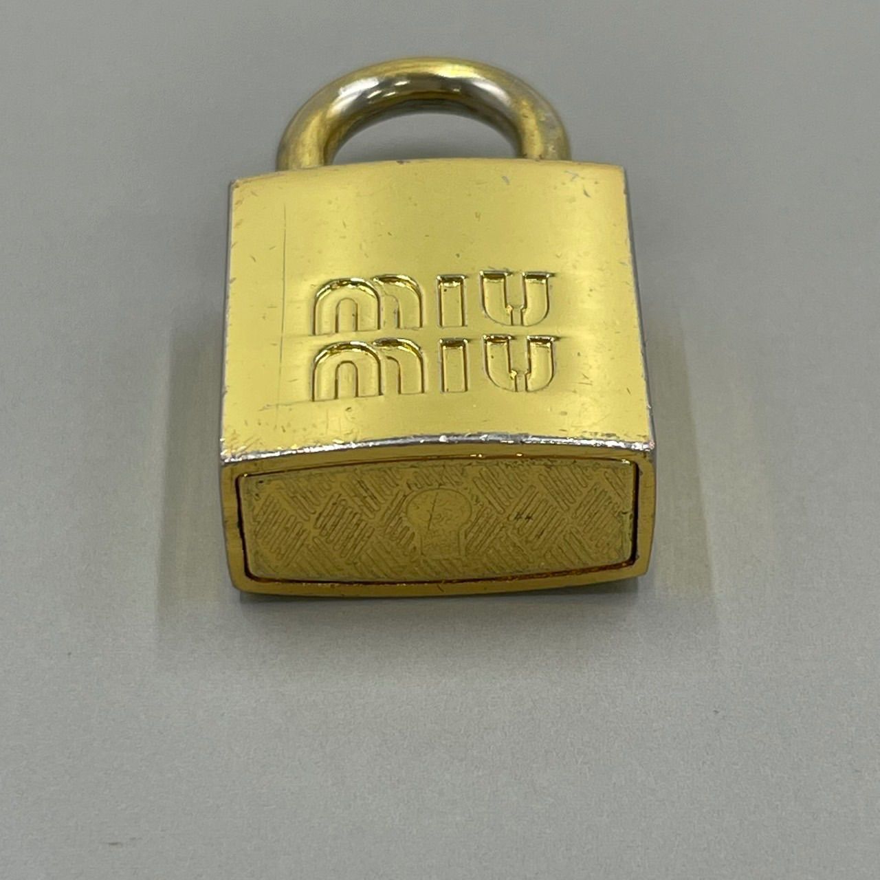 MIU MIU ミュウミュウ 南京錠 バッグチャーム キーホルダー ロゴ型押し