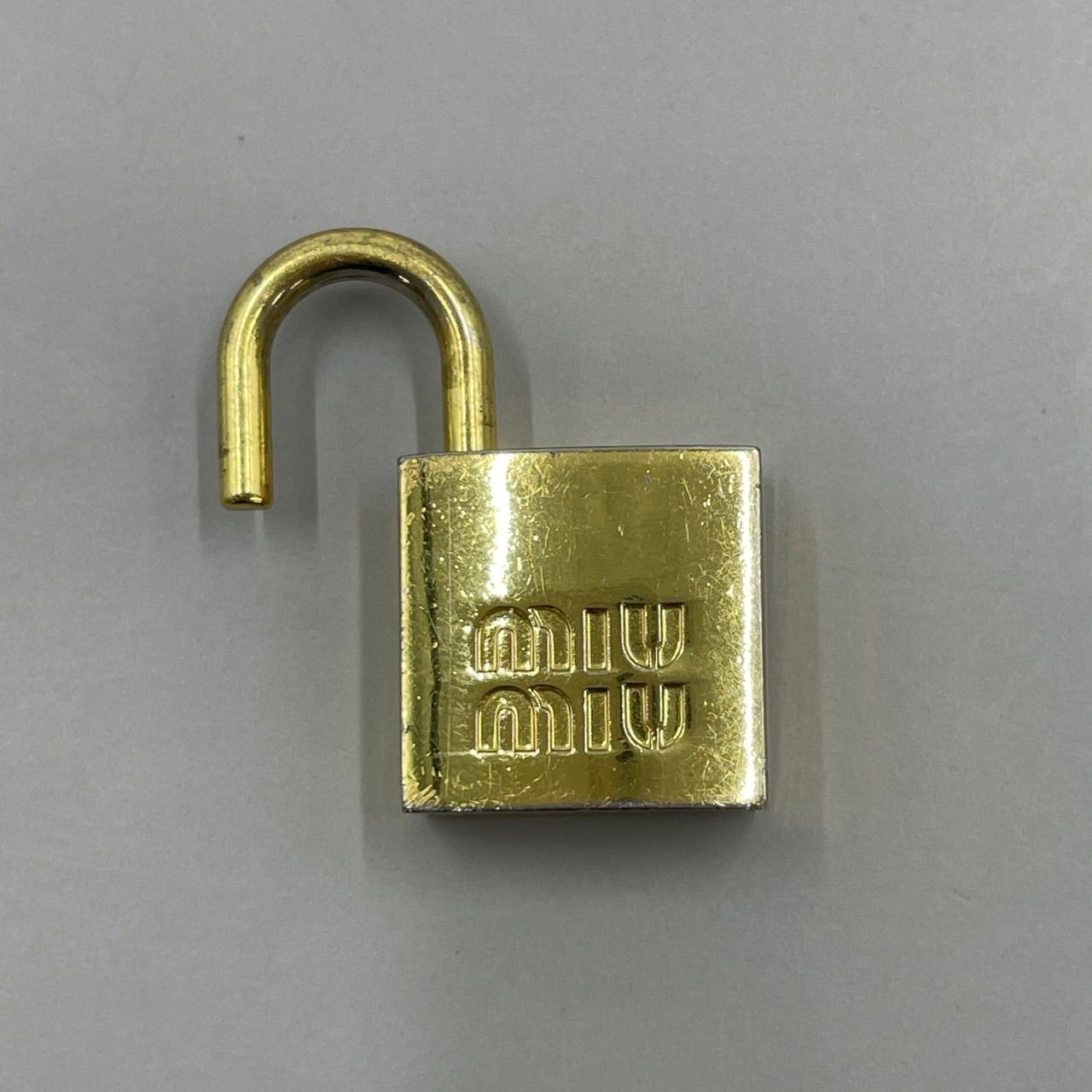 MIU MIU ミュウミュウ 南京錠 バッグチャーム キーホルダー ロゴ型押し 