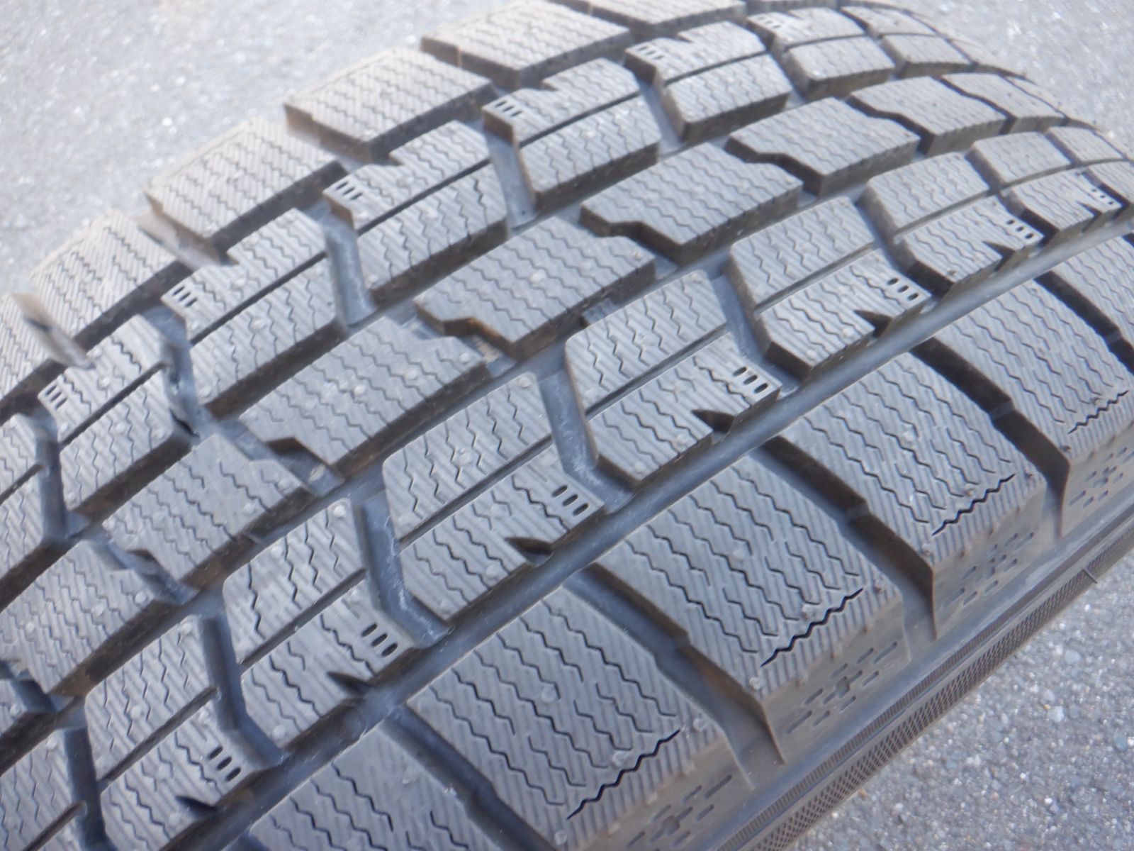 未使用に近い 215/55R17 グッドイヤー アイスナビ7 2025年製 4本