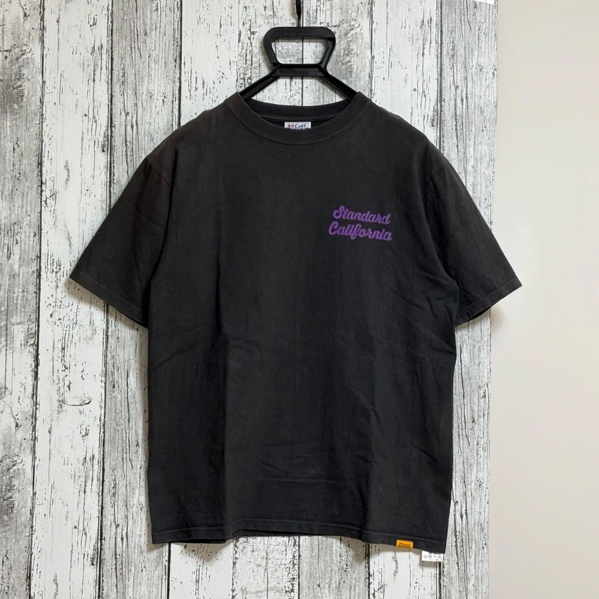 SD HEAVYWEIGHT SCRIPT LOGO T M Black スタンダードカリフォルニア 