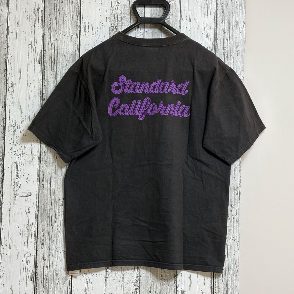 SD HEAVYWEIGHT SCRIPT LOGO T M Black スタンダードカリフォルニア 