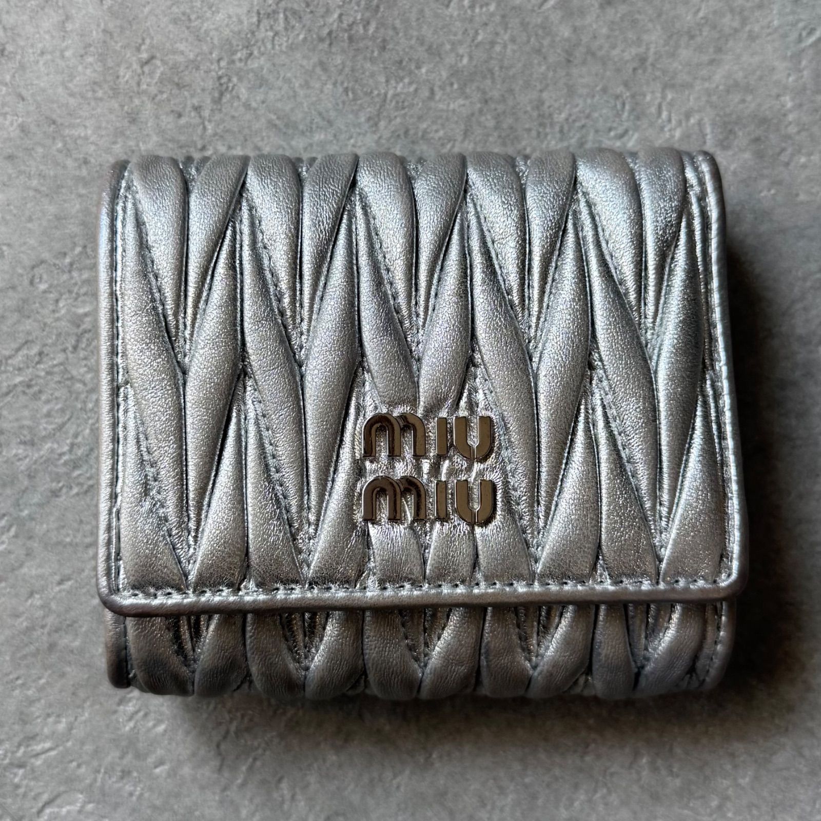MIU MIU ミュウミュウ マテラッセ 三つ折り財布 シルバー レザー 