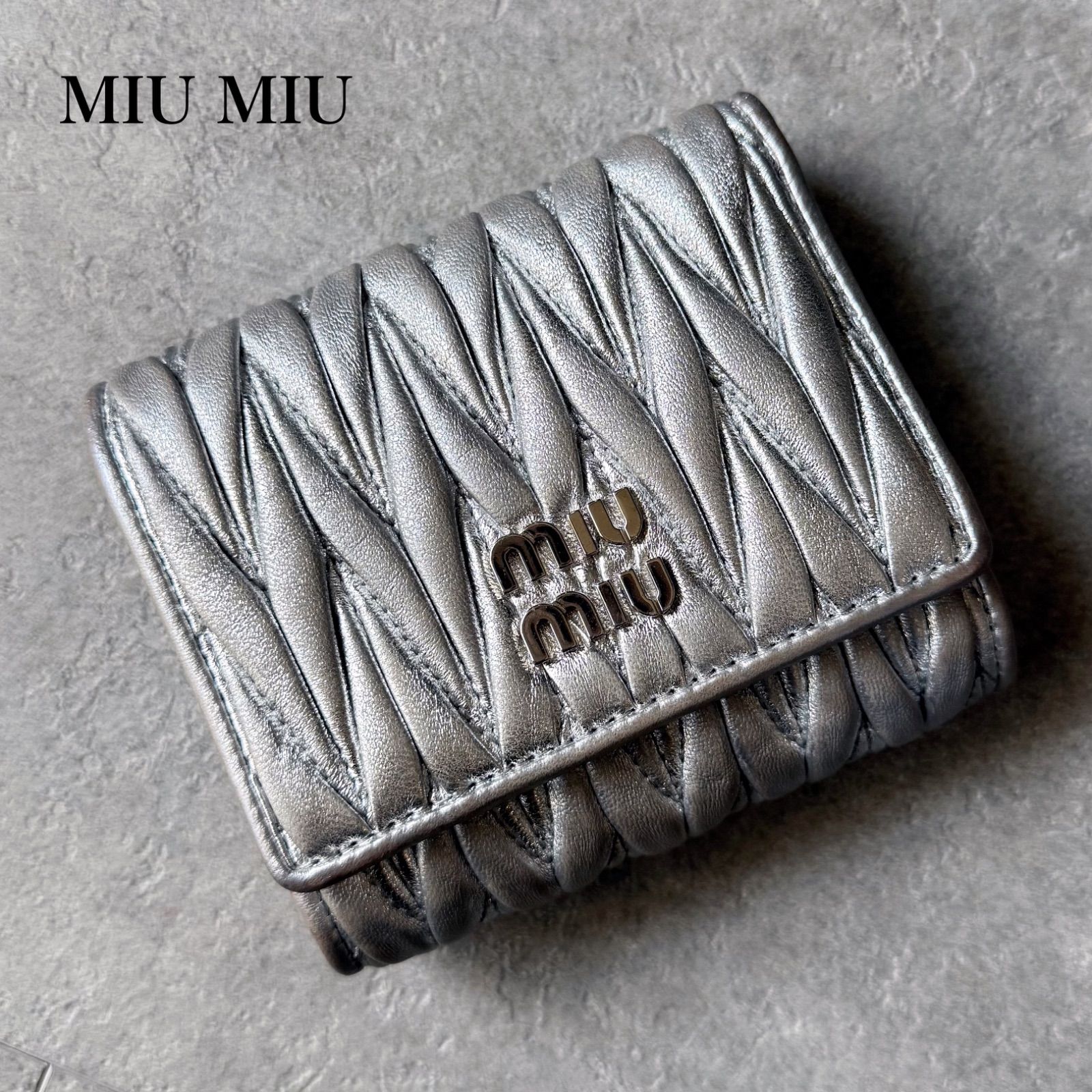 MIU MIU ミュウミュウ マテラッセ 三つ折り財布 シルバー レザー 