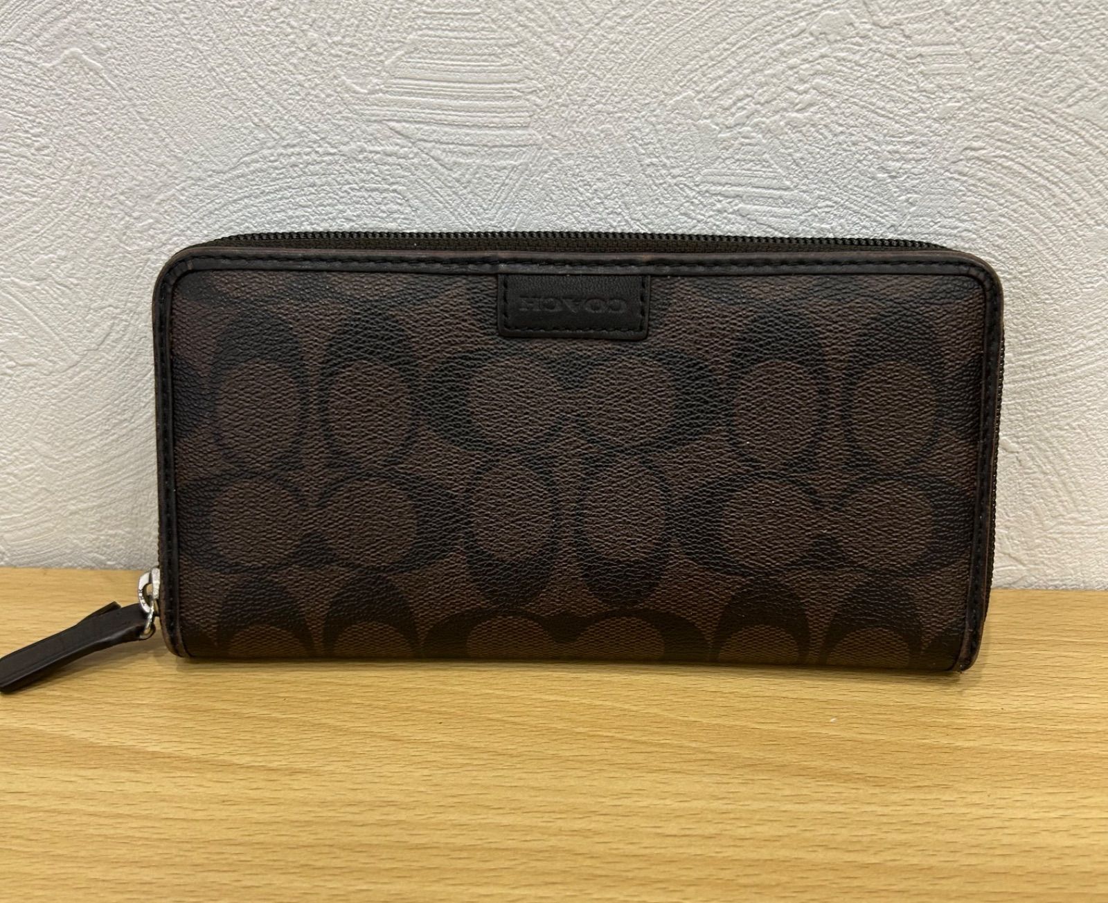 COACHコーチ長財布ラウンドファスナーシグネチャー柄 - メルカリ