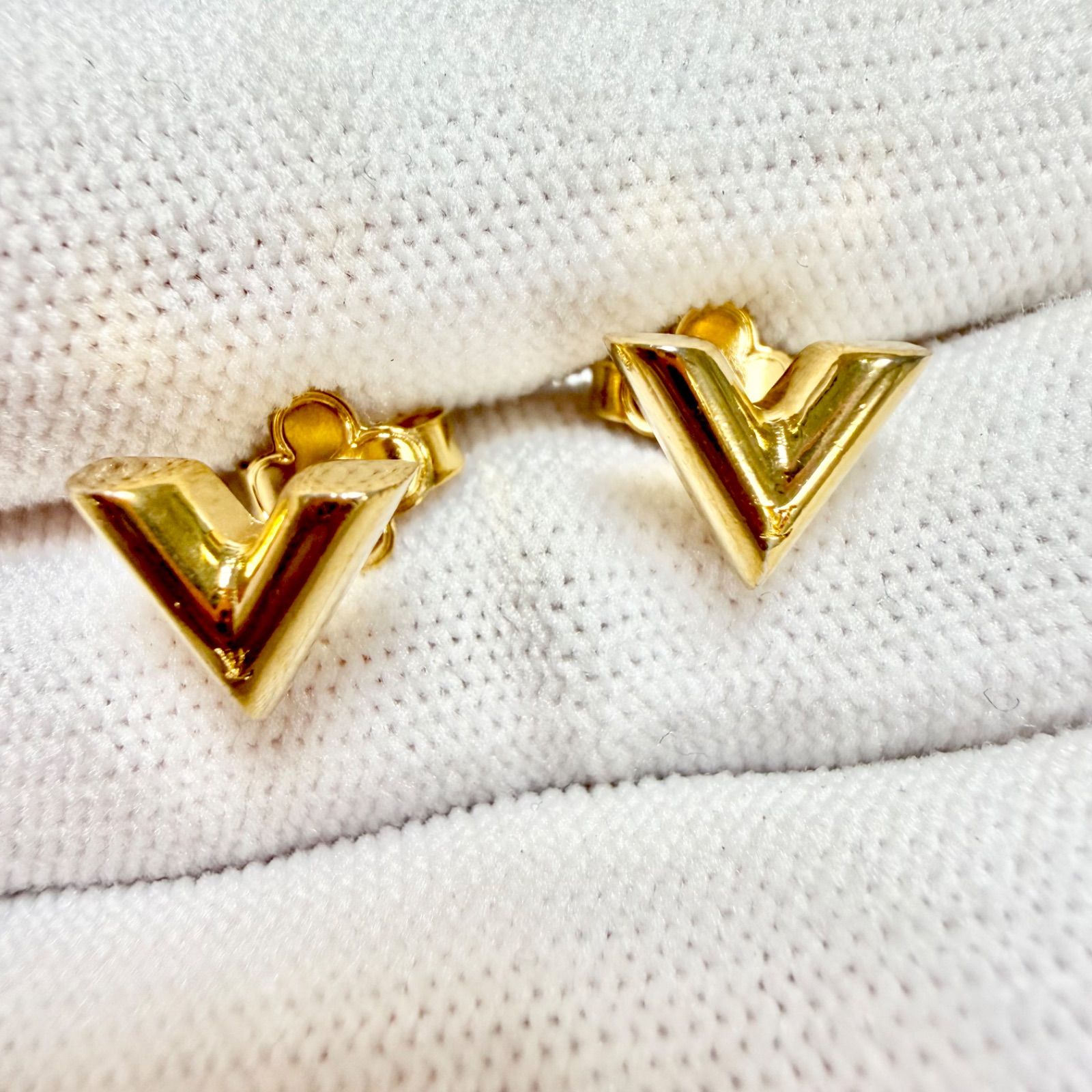 LOUIS VUITTON ルイヴィトン エセンシャルV ピアス ゴールド G2512-011