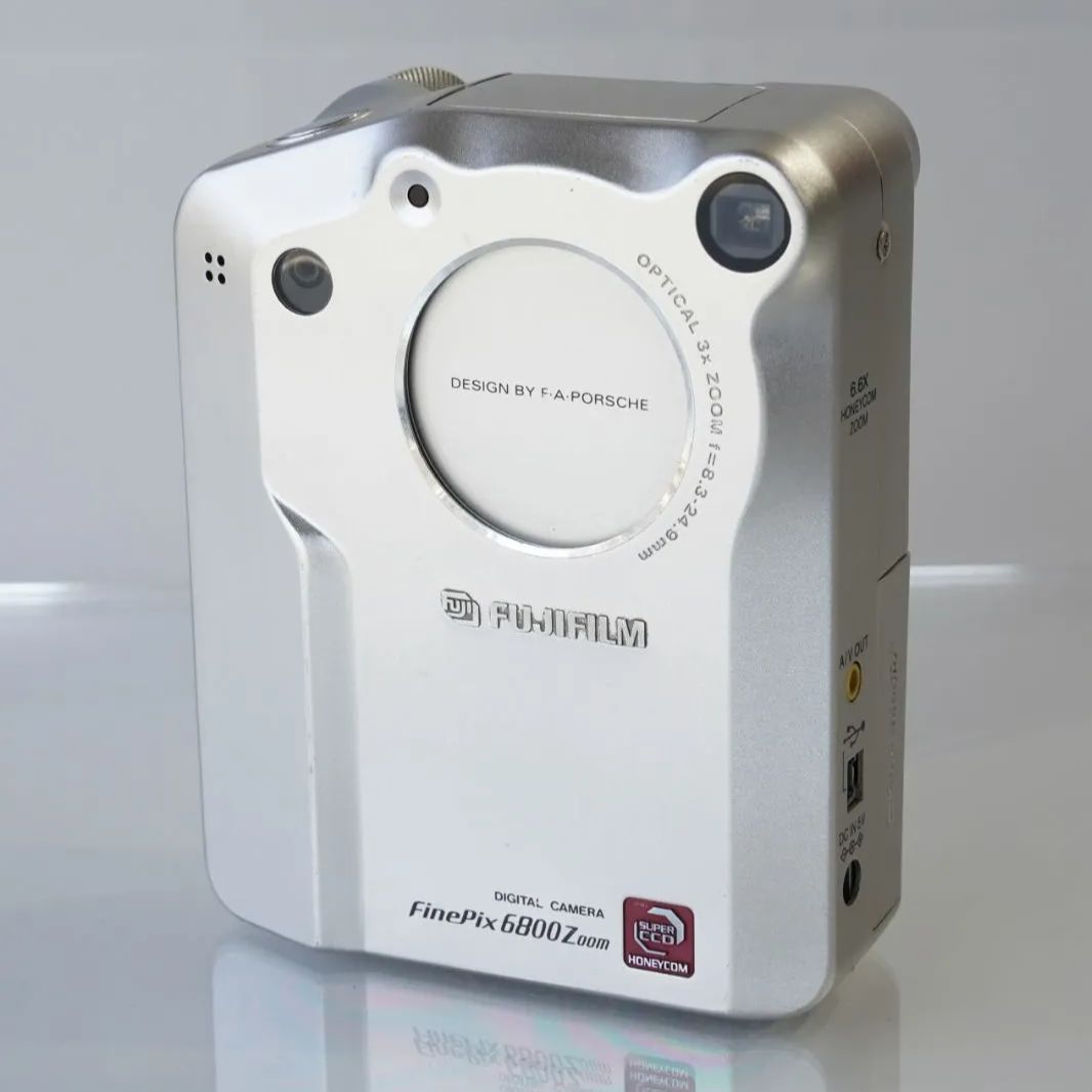 F.A.ポルシェデザイン／名機 FUJIFILM FinePix 6800Z Zoom｜Super CCD