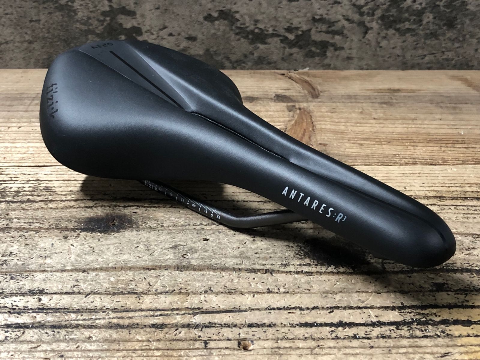 JZ389 フィジーク fizik アンタレス Antares R3 Open サドル KiuM