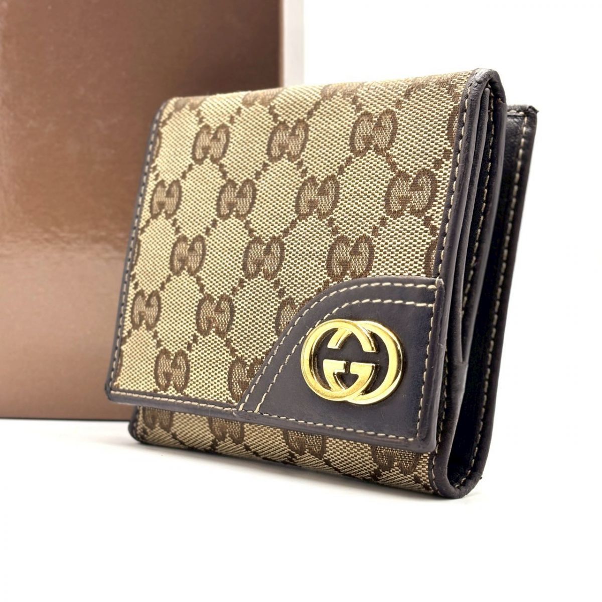 品格は静かに語る】 GUCCI 二つ折り財布 インターロッキング GG