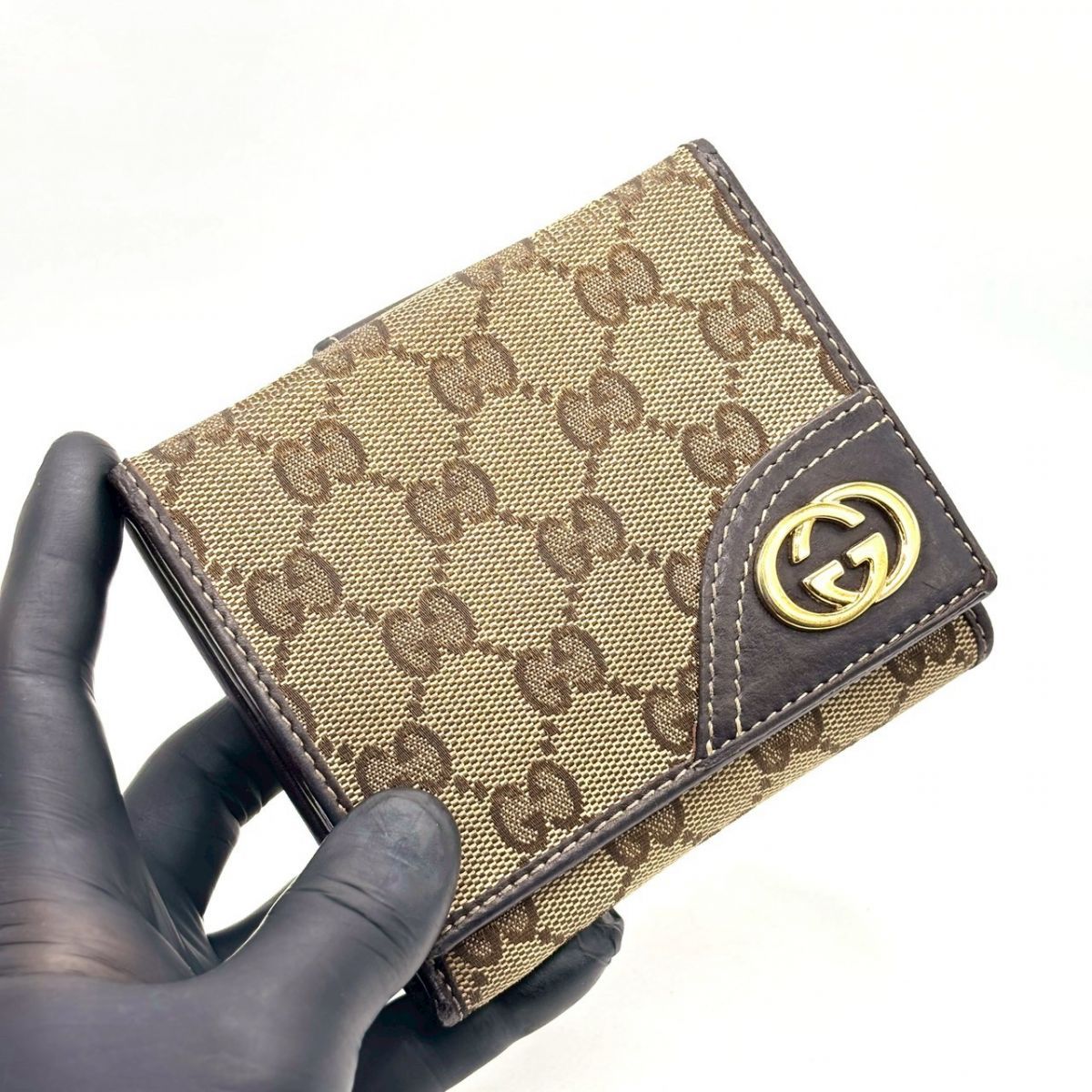 品格は静かに語る】 GUCCI 二つ折り財布 インターロッキング GG