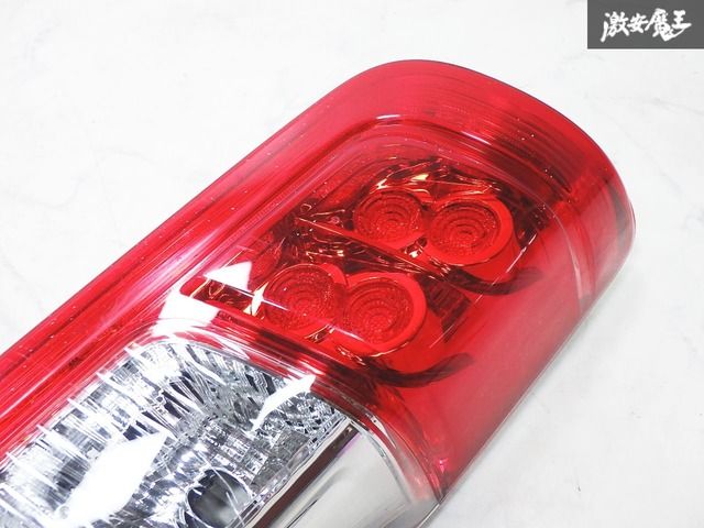 キャラバン(E26)3型後期　新車外し　純正テールライト 日産 純正 E26 NV350 キャラバン 後期 テールライト テールランプ 右