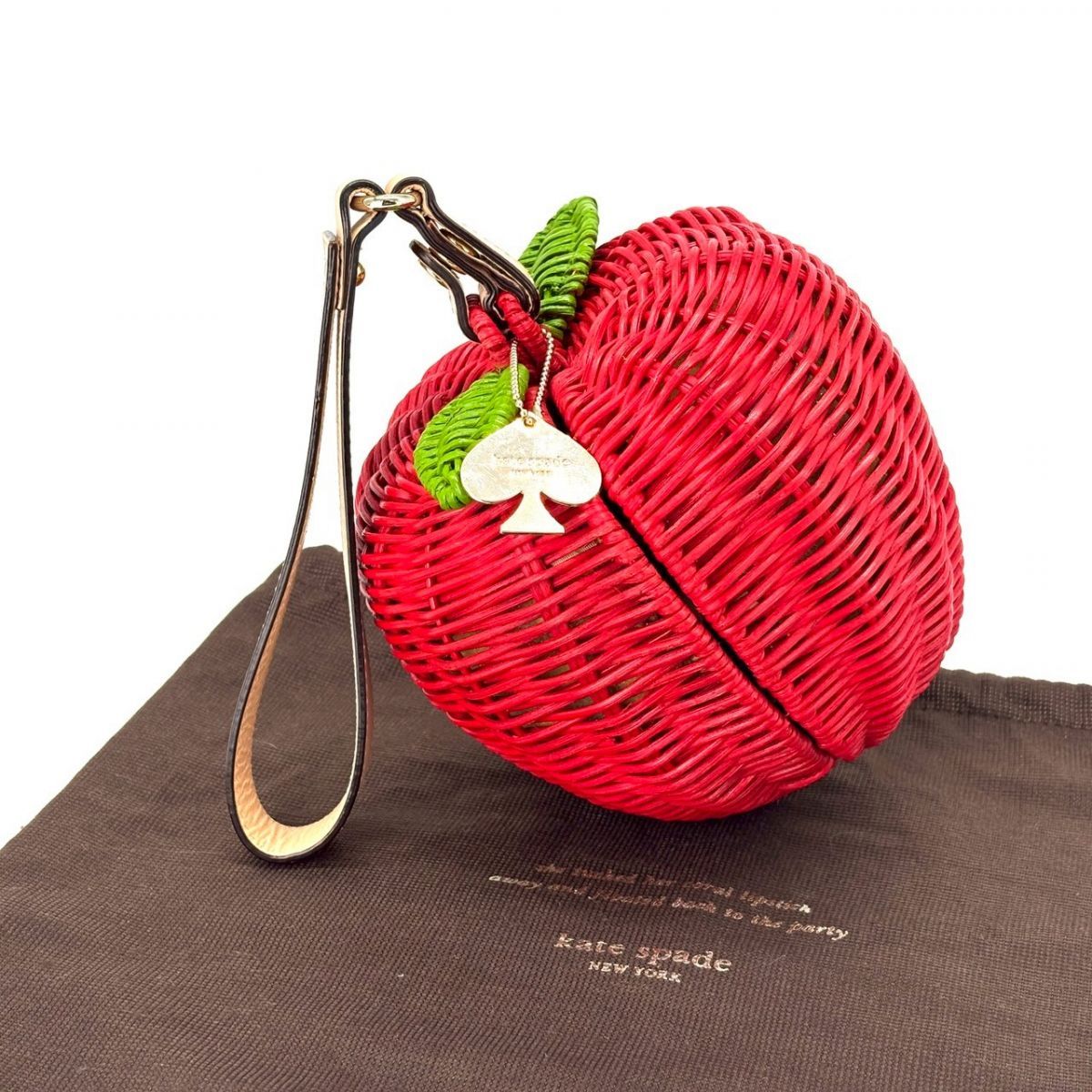 kate spade りんご かご ラタン バッグ 視線をさらう果実】 kate spade かごバッグ りんご チャーム付き