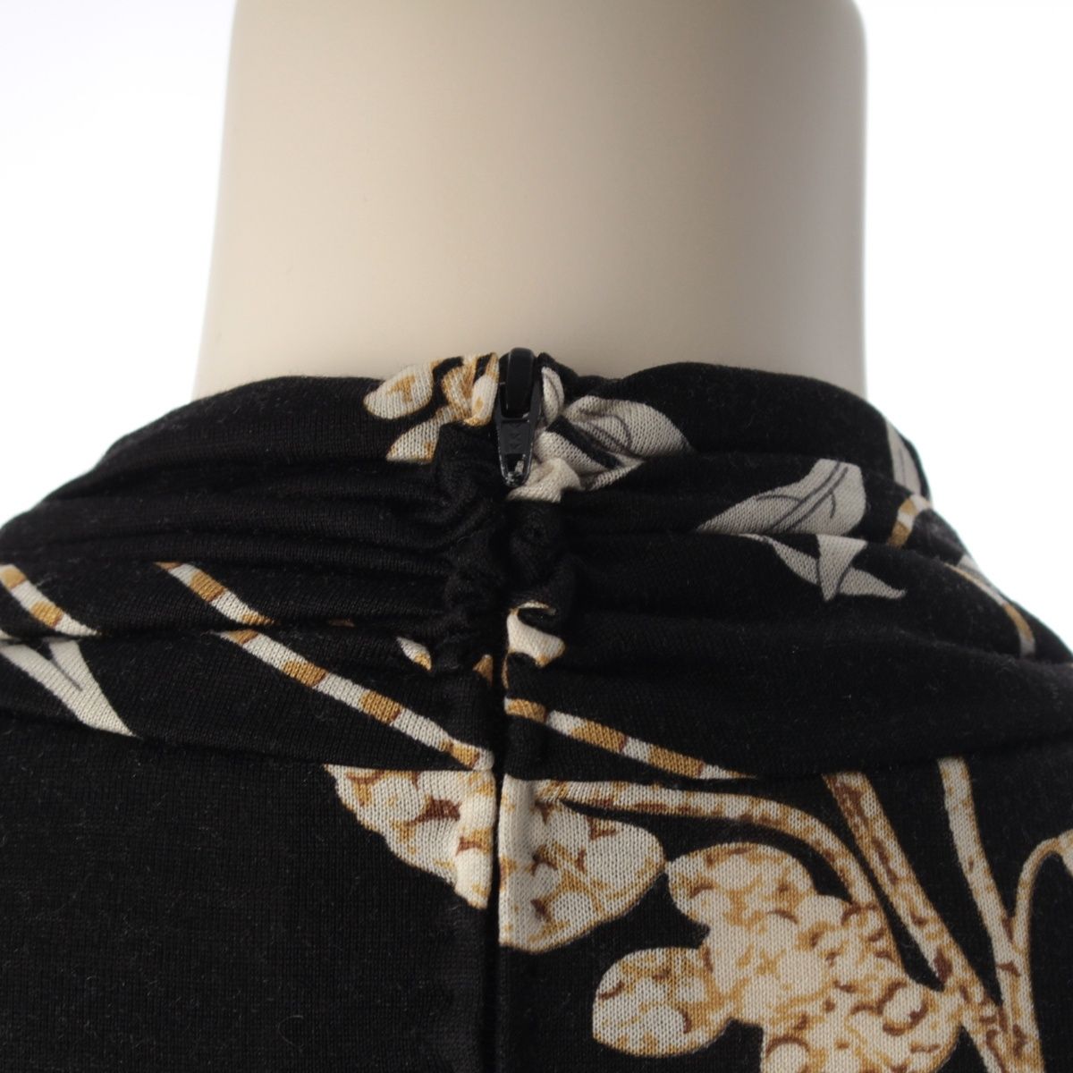 レオナール ウール×シルク ビジュー柄 タートルネック 長袖 カットソー トップス 0369631 ブラック×ゴールド 42【中古】 レオナール ウール×シルク ビジュー柄 タートルネック 長袖 カットソー